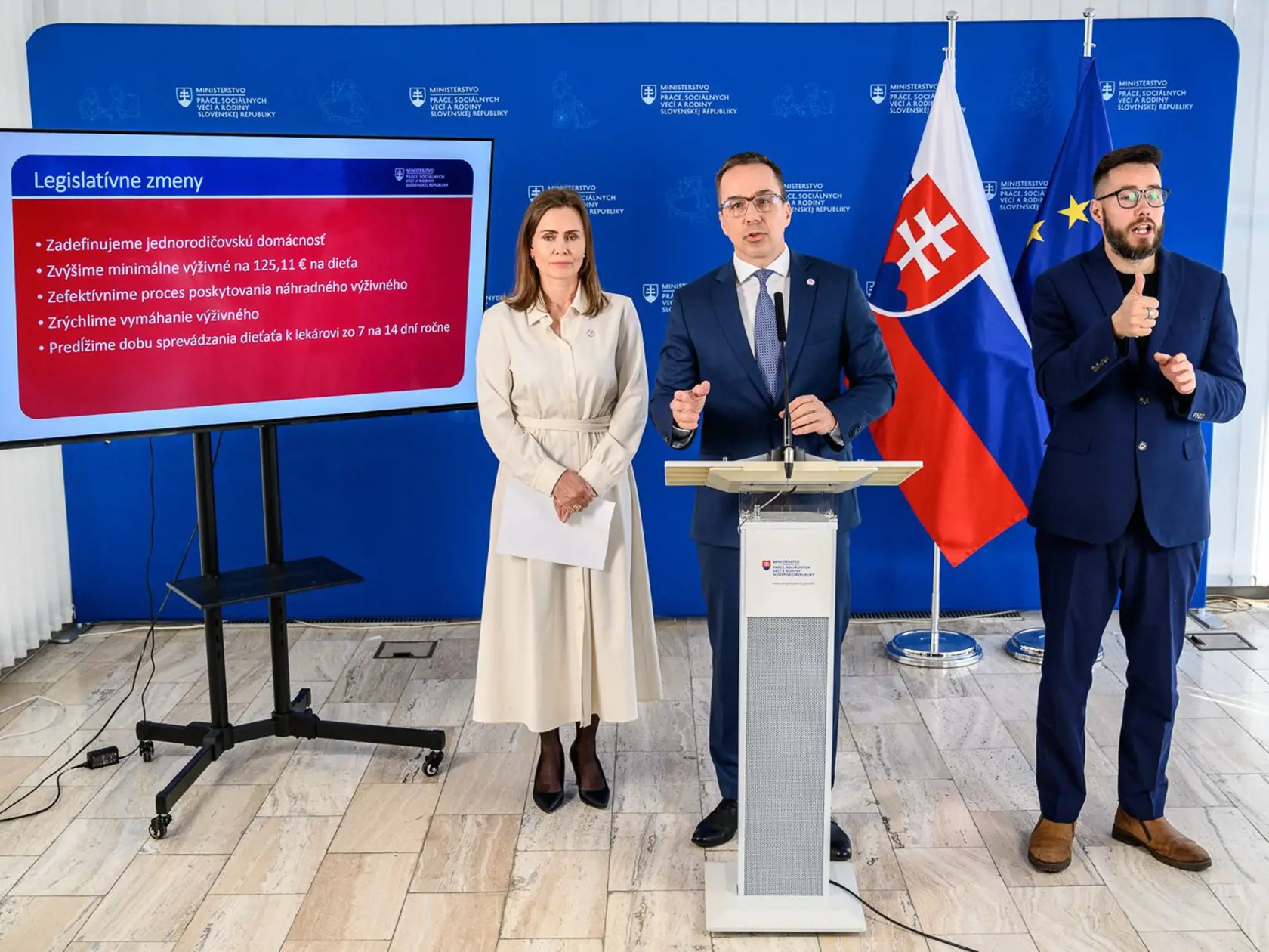 Minister práce Erik Tomáš predstavuje pomoc pre rodiny.