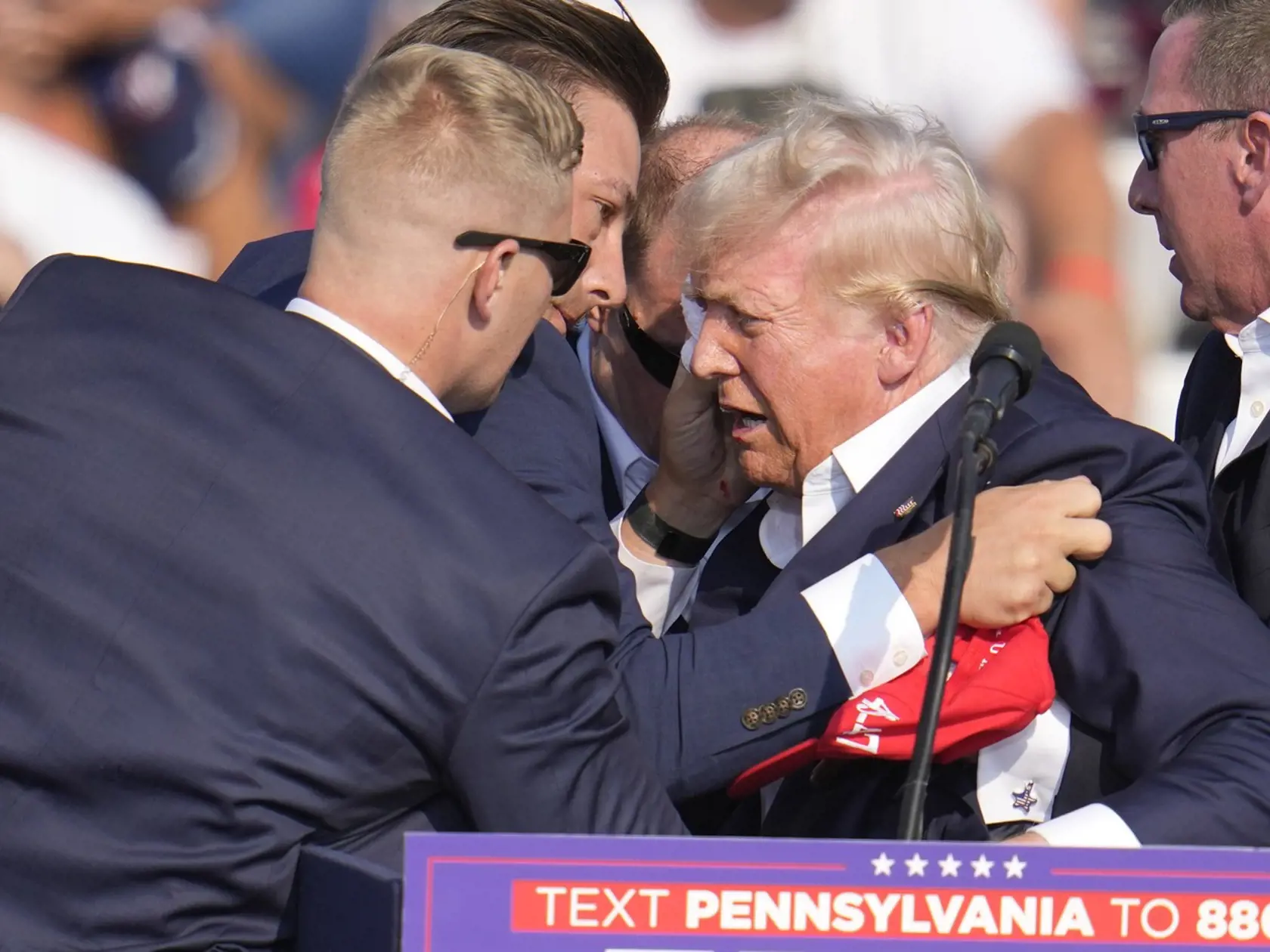 Donald Trump po zasiahnutí guľkou do jeho ucha. Exprezident je v poriadku.