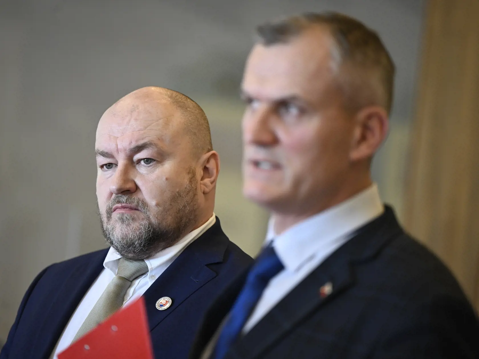 Na snímke poslanec Národnej rady (NR) SR Roman Malatinec (vpravo) oznamuje na tlačovom brífingu, že vystupuje z poslaneckého klubu Hlas-SD, ako aj zo strany a pridáva sa k mimoparlamentnej strane Národná koalícia, ktorej lídrom je poslanec Rudolf Huliak (nezaradený, vľavo)