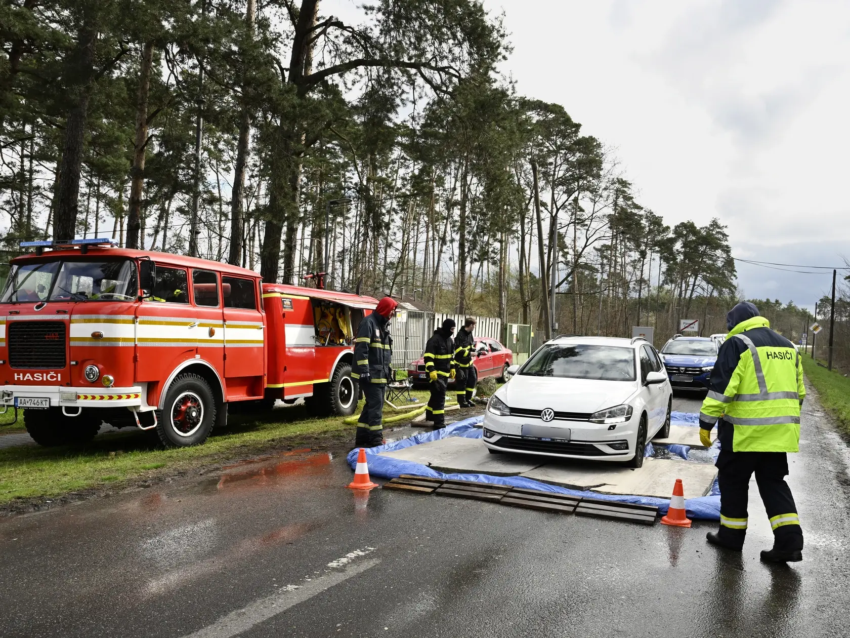 Na snímke prejazd vozidiel cez dezinfekčný brod pred vstupom do obce Plavecký Štvrtok v okrese Malacky 31. marca 2025. Výskyt slintačky a krívačky medzi dobytkom na farme v Plaveckom Štvrtku potvrdili v nedeľu (30. 3.) Tamojšia farma sa stala piatym chovom, kde sa na Slovensku nákaza vyskytla. FOTO TASR - Pavel Neubauer