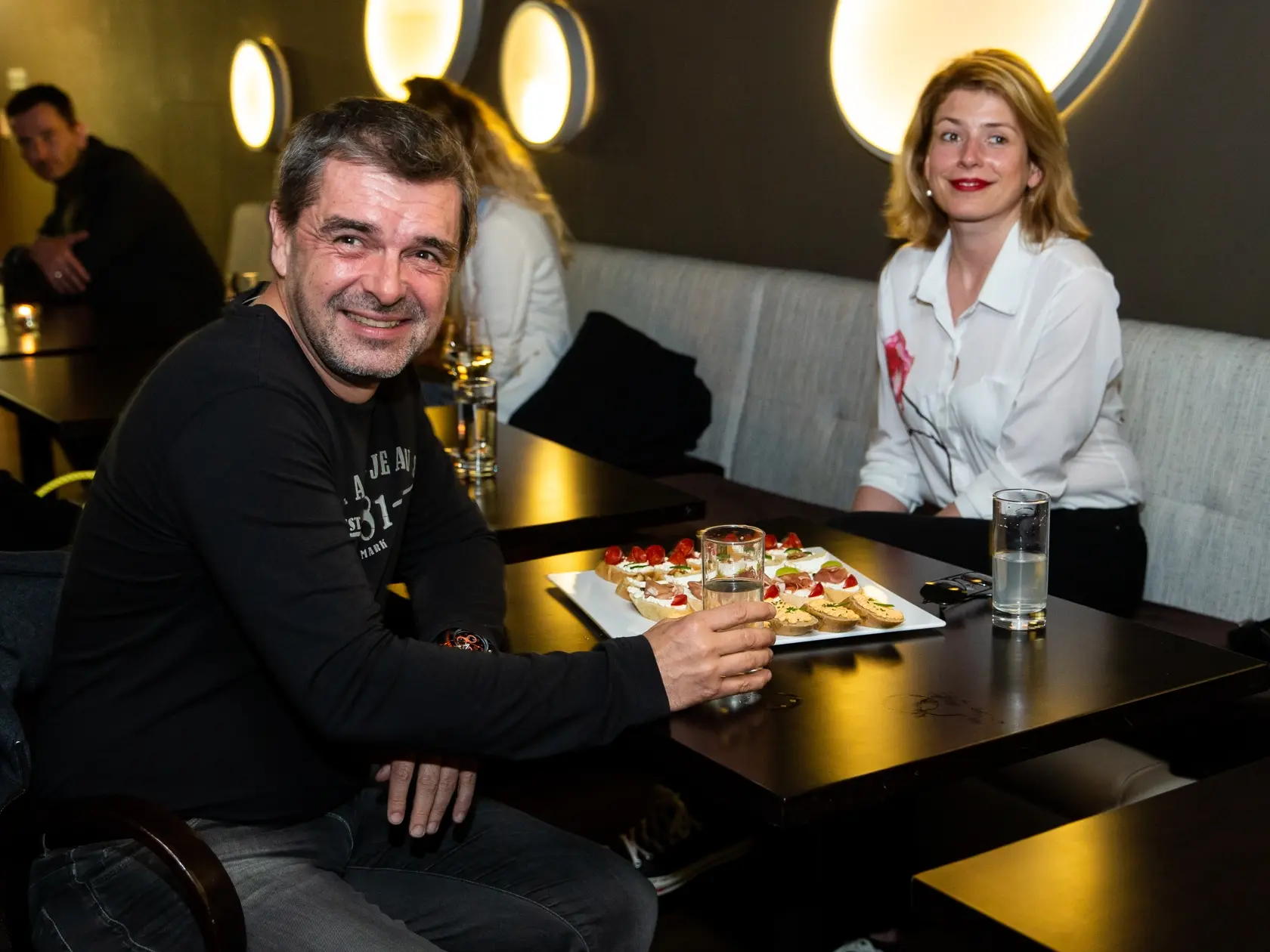 Krst knihy Martina Sarvaša s názvom "Zatiaľ toľko" v bratislavskom divadle Nová Scéna. Na snímke Peter Kočiš s priateľkou.