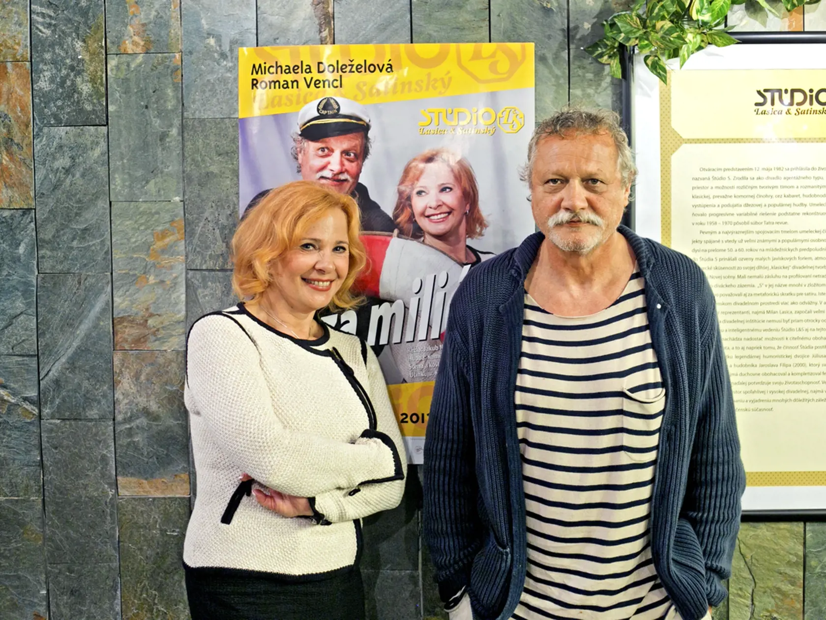 Nevera celebrít: Herci Kamila Magálová (66) a Marián Geišberg (63) sa v roku 2013 bozkávali v aute. 