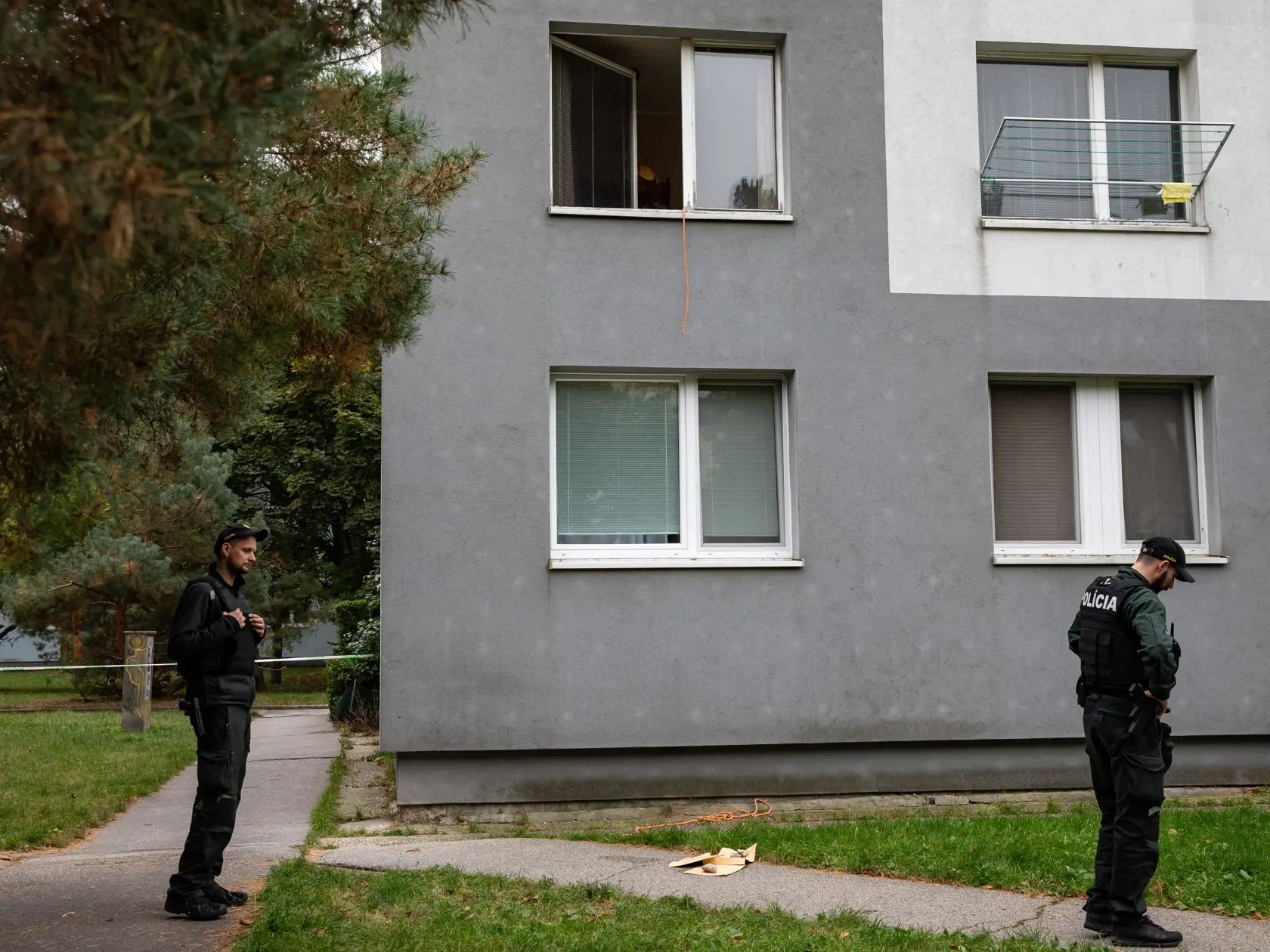 Na miesto streľby boli privolané policajné hliadky, vrátane kukláčov spolu s vyjednávačom, „ktoré sa pokúšali dostať do bytu muža so zbraňou."