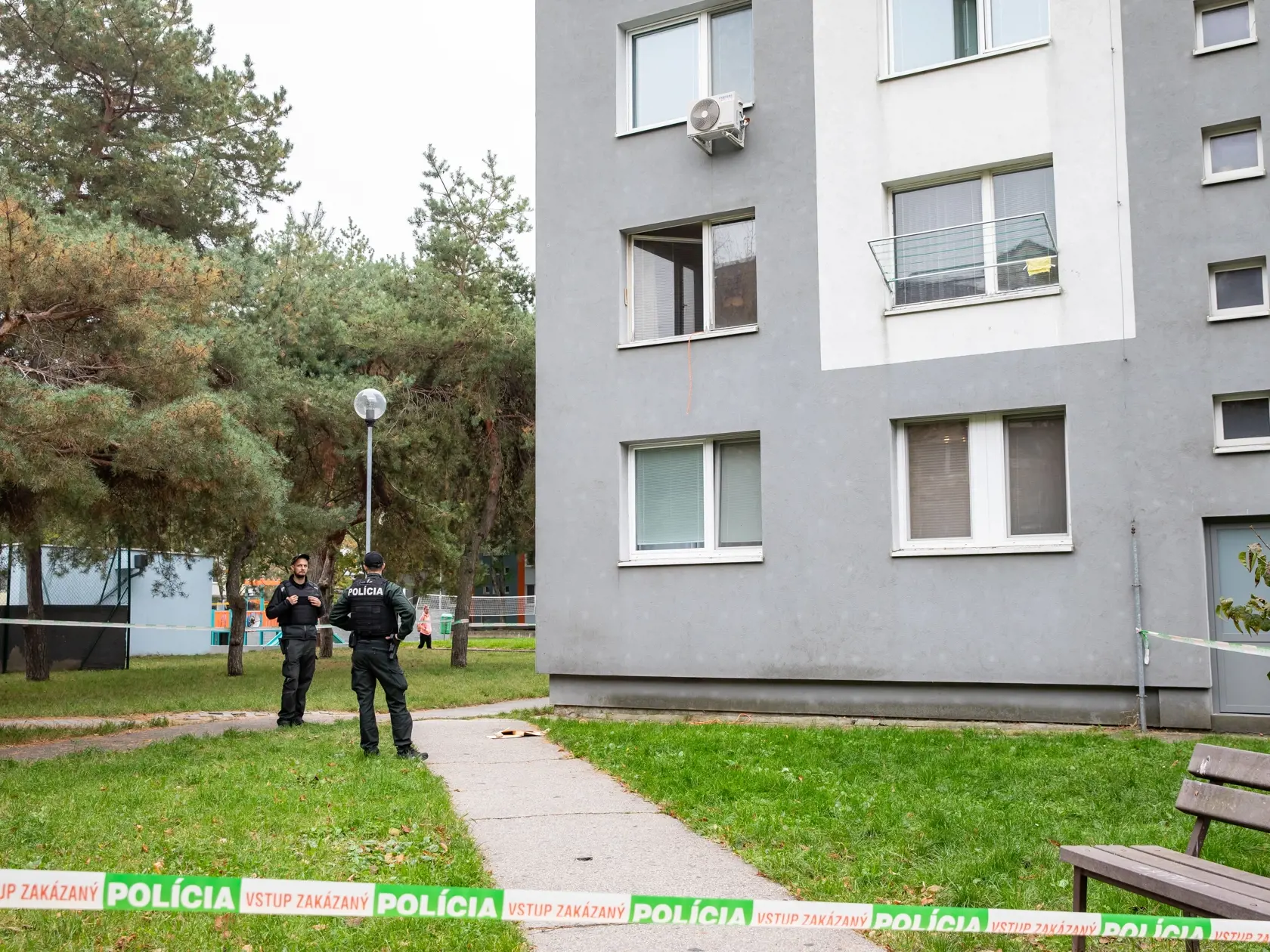 Podľa suseda malo byť z dotyčného bytu počuť v minulosti hádky, dôjsť malo údajne aj k podpaľačstvu zo strany syna.