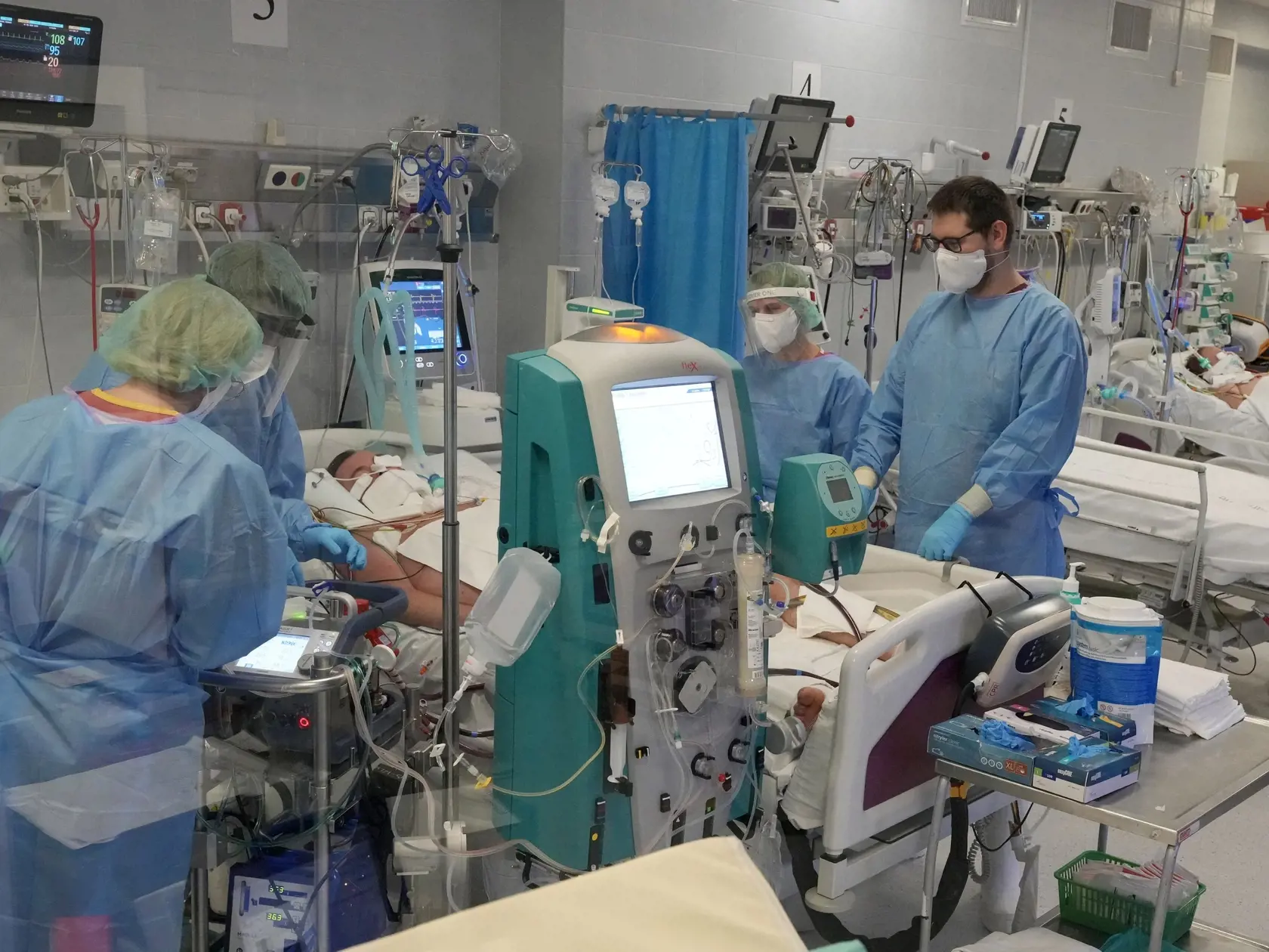 Lekári sa starajú o pacientov s ochorením COVID-19 napojených na pľúcne ventilátory v nemocnici ministerstva vnútra vo Varšave v stredu 19. januára 2022. Poľskí lekári a zdravotníci očakávajú obrovský tlak na systém zdravotnej starostlivosti počas rastúcej piatej vlny pandémie ochorenia COVID-19. Krajina zaznamenáva výrazný nárast v prípadoch infekcie koronavírusom, ktorých za posledných 24 hodín pribudlo 30.000. Úrady očakávajú, že budúci týždeň sa toto číslo ešte zdvojnásobí.