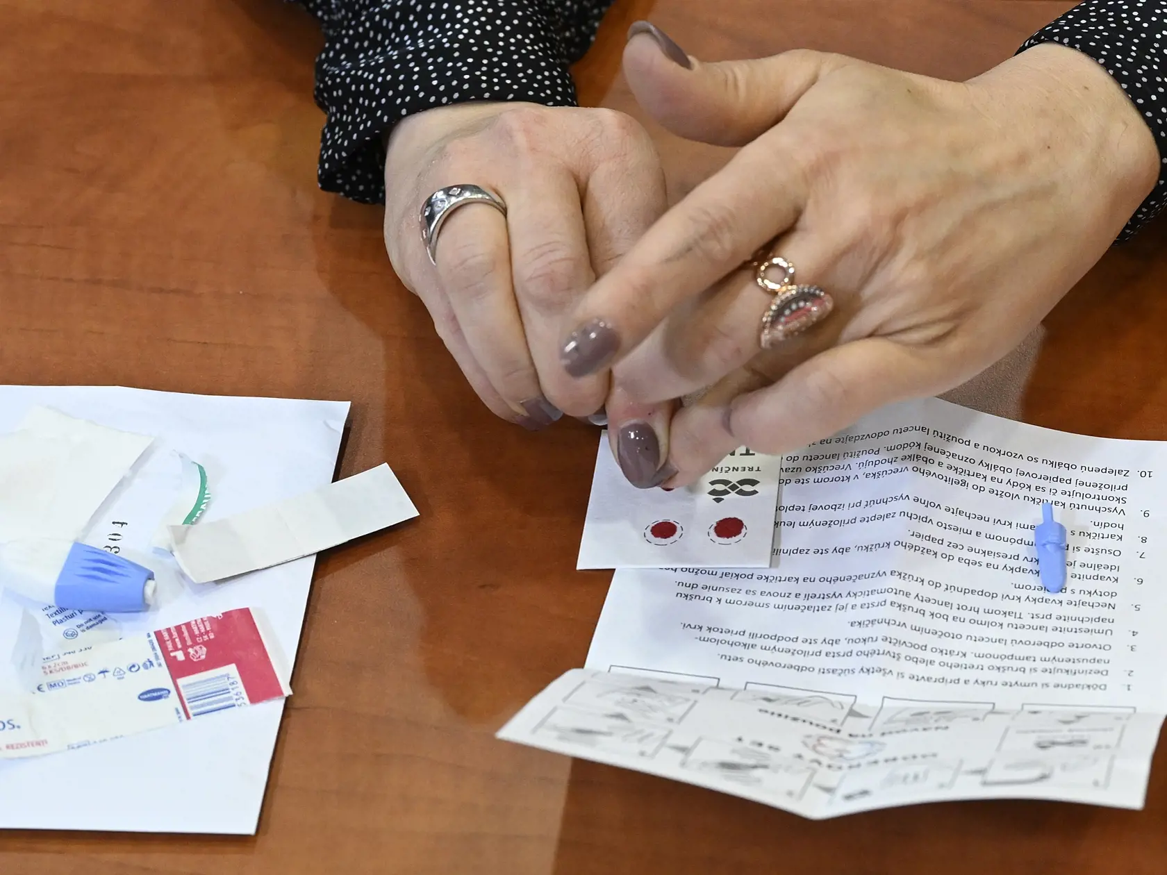 Nezaočkovaní Trenčania sa môžu dať bezplatne otestovať na úroveň protilátok proti ochoreniu COVID-19. Dobrovoľné testovanie pre svojich obyvateľov pripravila trenčianska radnica v spolupráci s Biomedicínskym centrom Slovenskej akadémie vied (SAV). Na snímke ukážka postupu domáceho samoodberu vzorky krvi pre testovanie na protilátky protii ochoreniu COVID-19.
