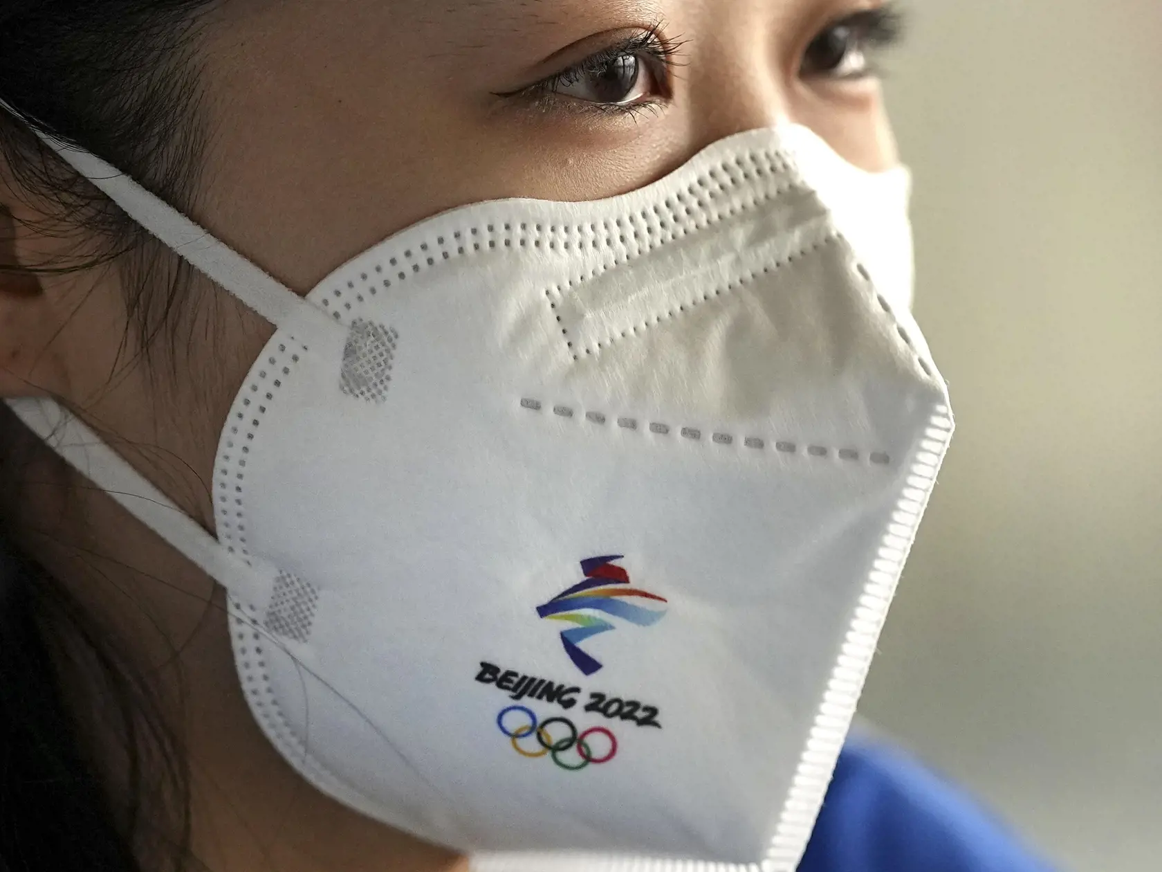 Žena s respirátom na tvári v novinárskom tlačovom centre na zimné olympijské hry 2022 v Pekingu 19. januára 2022. V poradí XXIV. zimné olympijské hry sa v Pekingu uskutočnia od 4. do 20. februára 2022. Paralympijské hry prídu na rad  od 4. do 13. marca.