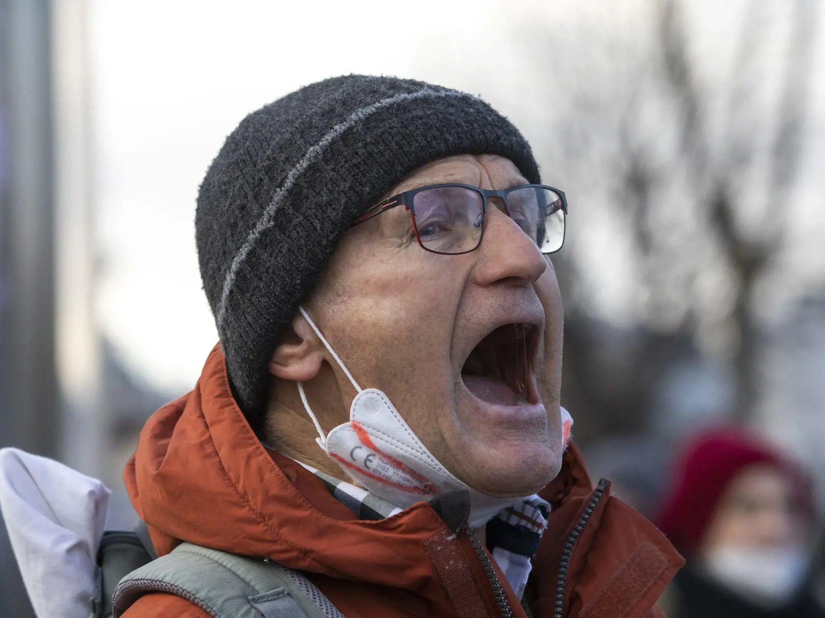 Muž protestuje proti návrhu zákona o povinnom očkovaní proti ochoreniu COVID-19, o ktorom má hlasovať rakúsky parlament vo Viedni vo štvrtok 20. januára 2022. Zákon má nadobudnúť účinnosť 1. februára.