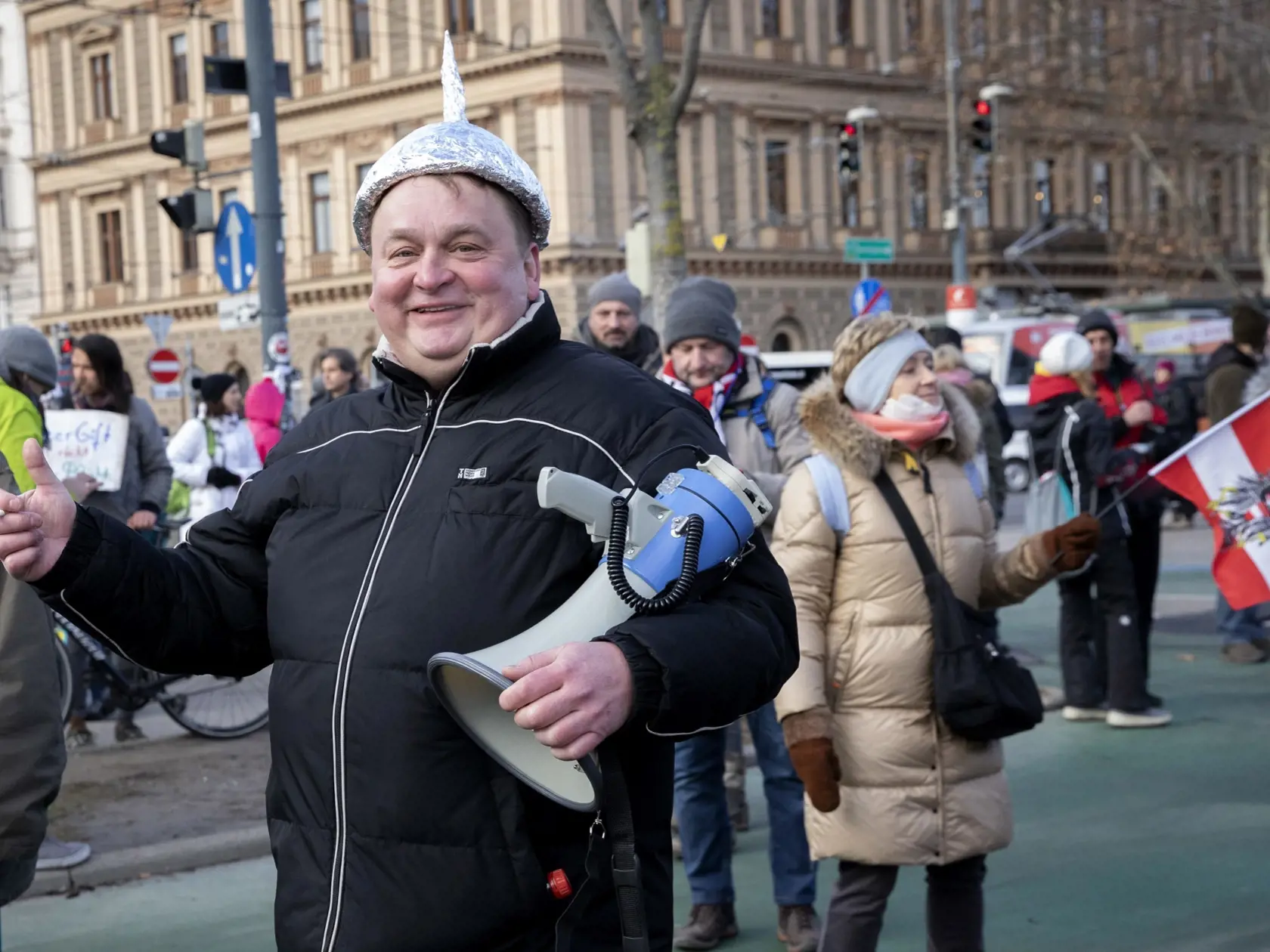 Ľudia protestujú proti návrhu zákona o povinnom očkovaní proti ochoreniu COVID-19, o ktorom má hlasovať rakúsky parlament vo Viedni vo štvrtok 20. januára 2022. Zákon má nadobudnúť účinnosť 1. februára.