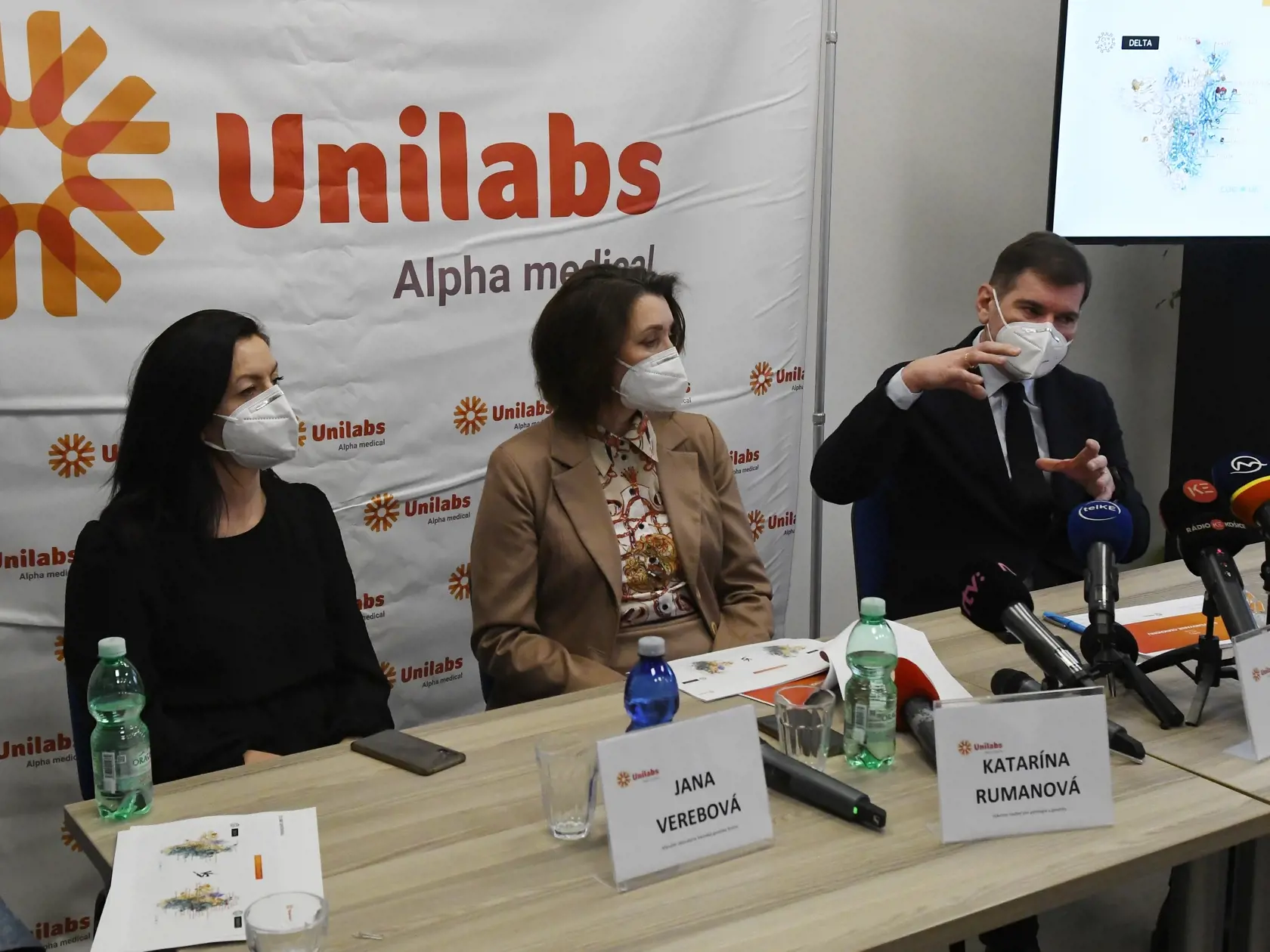 Predstavenie výsledkov sekvenovania vírusu SARS-CoV-19 s cieľom zistiť, do akej miery je na Slovensku zastúpený variant omikron v Alpha medical v Košiciach 20. januára 2022. Na snímke vpravo generálny riaditeľ Unilabs Slovensko Peter Lednický, uprostred výkonná riaditeľka pre patológie a genetiky Katarína Rumanová a vľavo manažérka laboratória lekárskej genetiky Košice Jana Verebová.