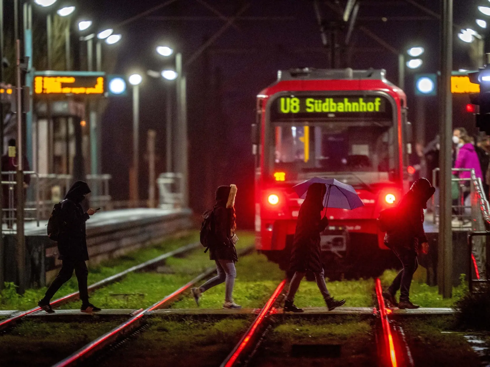 Na snímke ľudia sa ponáhľajú na vlak na stanici metra v nemeckom Frankfurte skoro ráno 20. januára 2022. Nemecký minister zdravotníctva Karl Lauterbach očakáva, že aktuálna vlna pandémie v krajine vyvrcholí v polovici februára, pričom by denne mohli pribúdať aj státisíce nakazených koronavírusom.