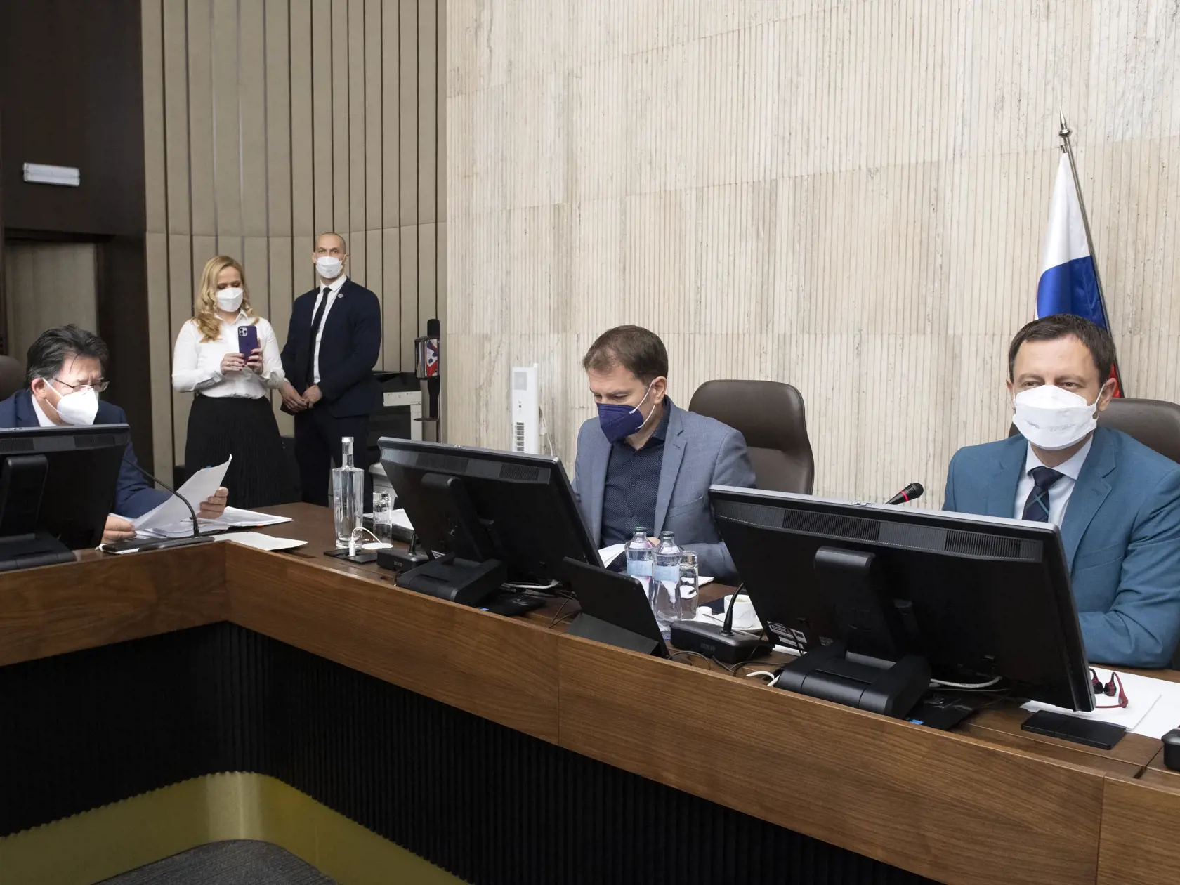 Na snímke sprava predseda vlády SR Eduard Heger, minister financií SR Igor Matovič a minister životného prostredia SR Ján Budaj (všetci OĽaNO) počas 53. rokovania vlády Slovenskej republiky 19. januára 2022 v Bratislave.