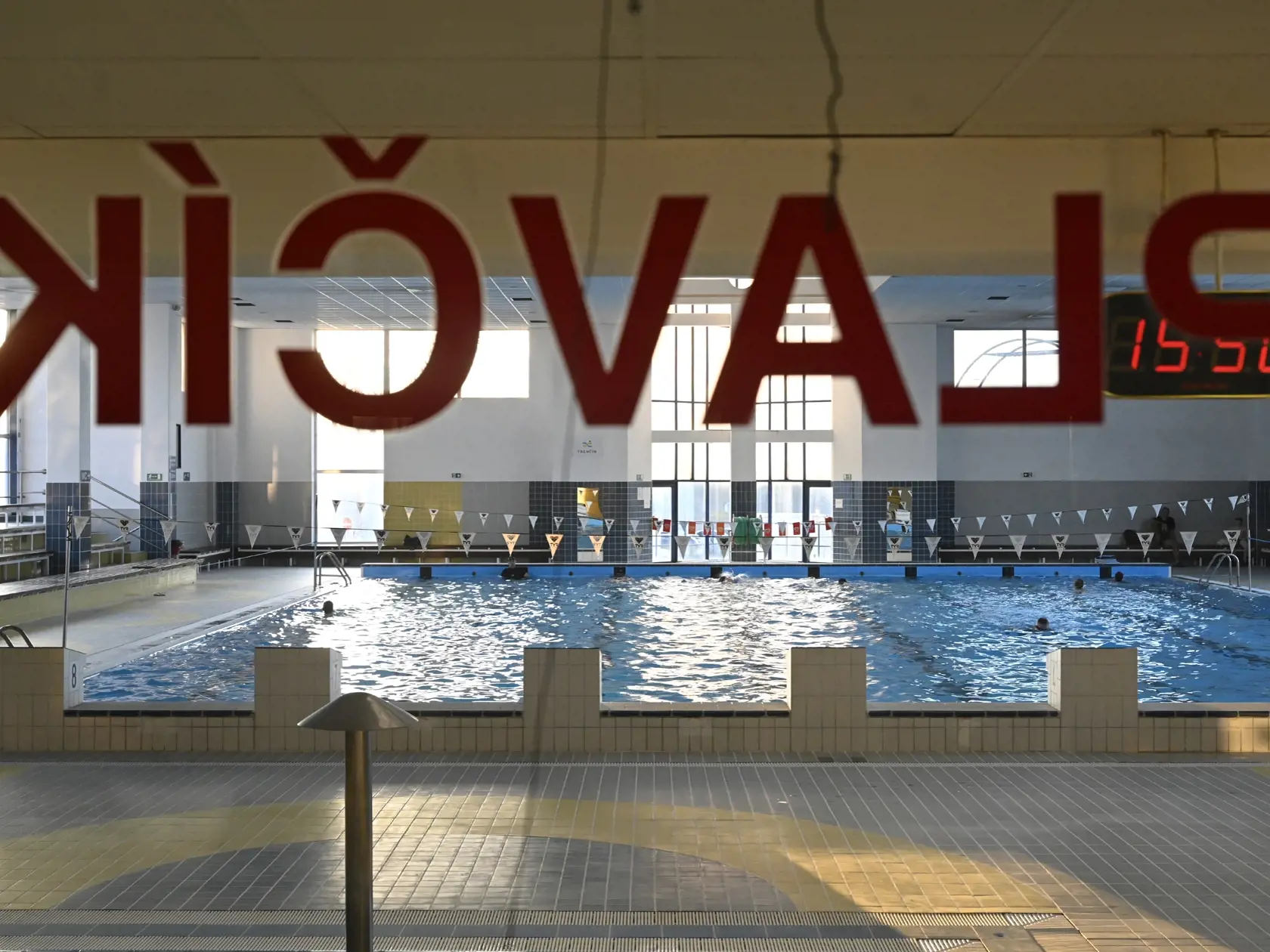 Mesto Trenčín otvorilo pre verejnosť krytú plaváreň. Umožnila to nová vyhláška Úradu verejného zdravotníctva SR platná od 19. januára 2022. V Trenčíne 21. januára 2022.