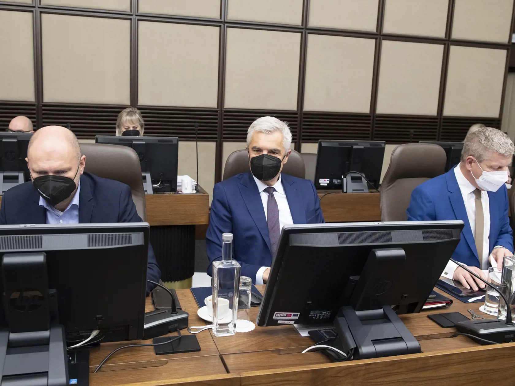 Na snímke zľava podpredseda vlády a minister hospodárstva SR Richard Sulík (SaS), minister zahraničných vecí a európskych záležitostí SR Ivan Korčok (nominant SaS) a minister zdravotníctva SR Vladimír Lengvarský (nominant OĽANO) počas 53. rokovania vlády Slovenskej republiky 19. januára 2022 v Bratislave.