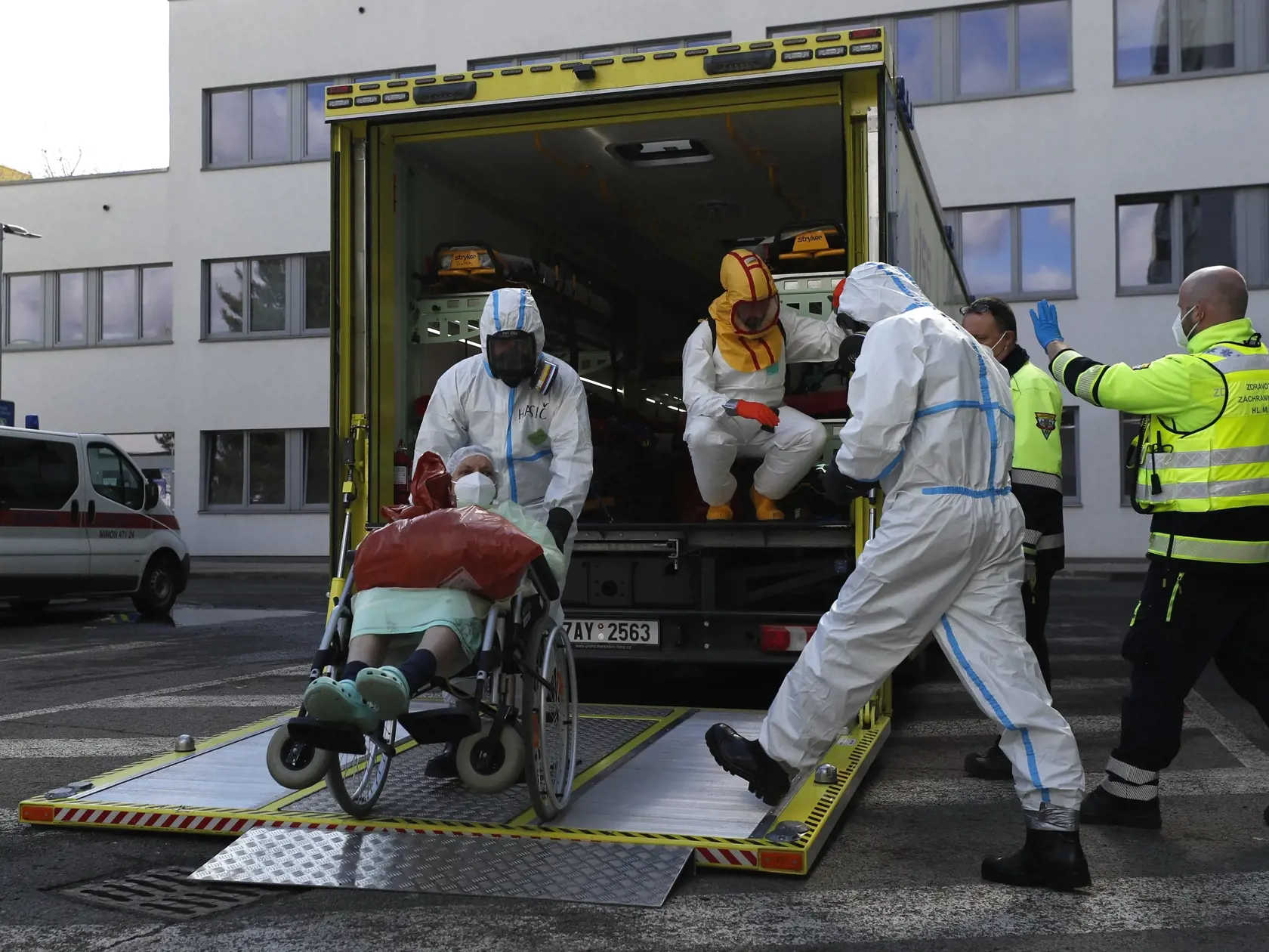 Na archívnej snímke z 18. marca 2021 záchranári v špeciálnych ochranných odevoch nakladajú pacienta s ochorením COVID-19 do sanitky v meste Česká Lípa na severe Českej republiky.  V Českej republike nebude pre nikoho povinné očkovanie proti covidu. Na tlačovej konferencii to v stredu 19. januára 2022 oznámil premiér Petr Fiala. Vláda zrušila platnosť vyhlášky, ktorá zavádzala povinné očkovanie pre osoby staršie ako 60 rokov a niektoré profesijné skupiny.
