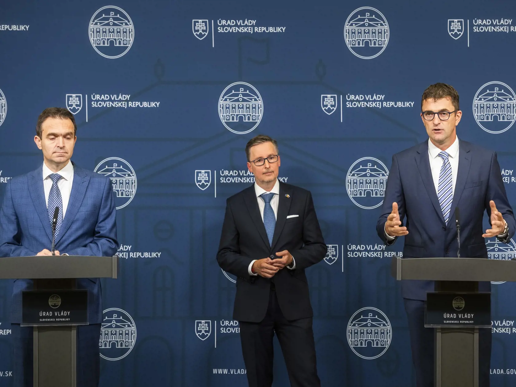Na snímke zľava predseda vlády SR Ľudovít Ódor, minister hospodárstva SR Peter Dovhun a generálny riaditeľ Slovenských elektrární Branislav Strýček počas tlačovej konferencie k cenám elektrickej energie pre domácnosti na rok 2024 v Bratislave 19. septembra 2023.