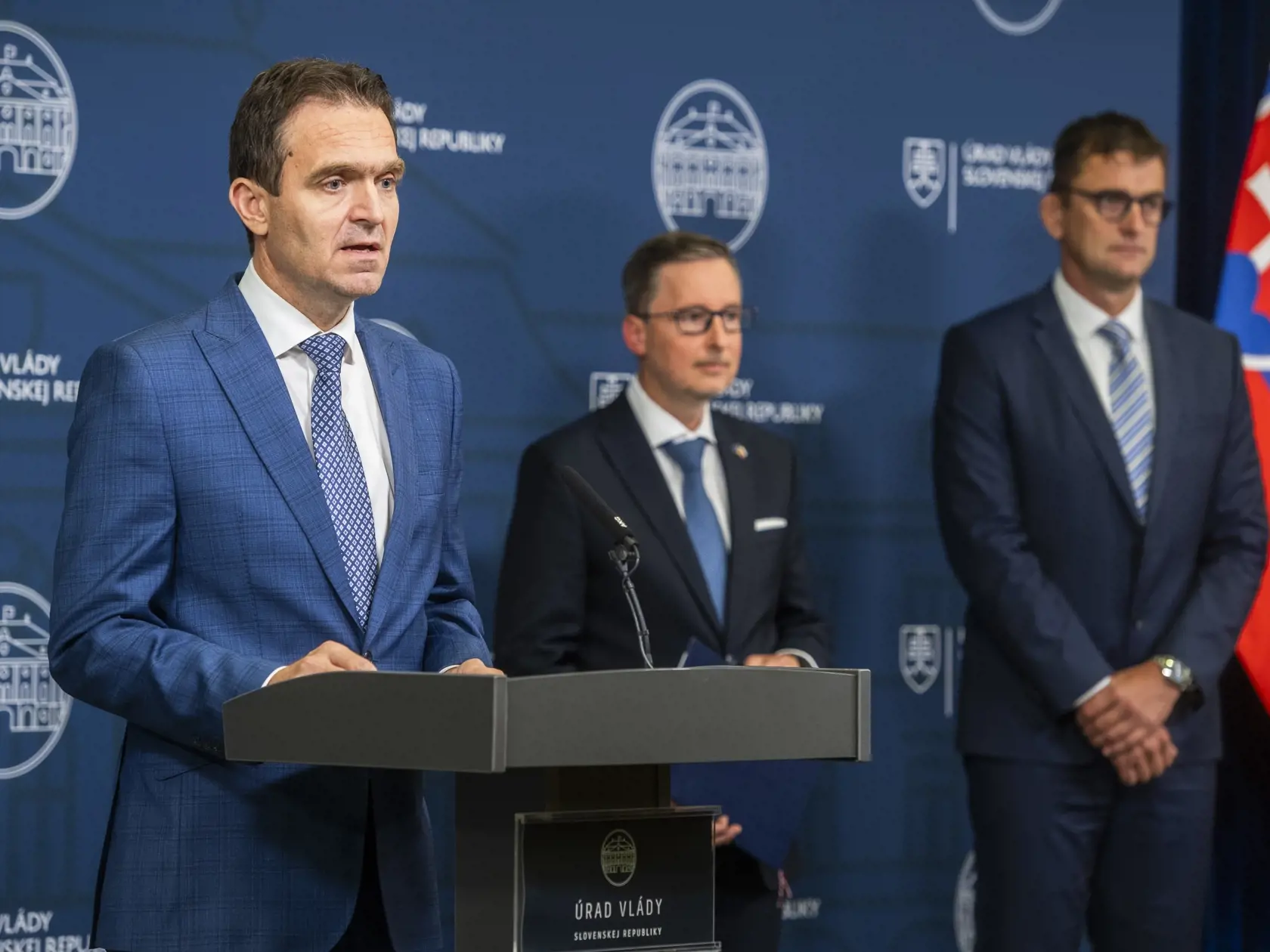 Na snímke zľava predseda vlády SR Ľudovít Ódor, minister hospodárstva SR Peter Dovhun a generálny riaditeľ Slovenských elektrární Branislav Strýček počas tlačovej konferencie k cenám elektrickej energie pre domácnosti na rok 2024 v Bratislave 19. septembra 2023.