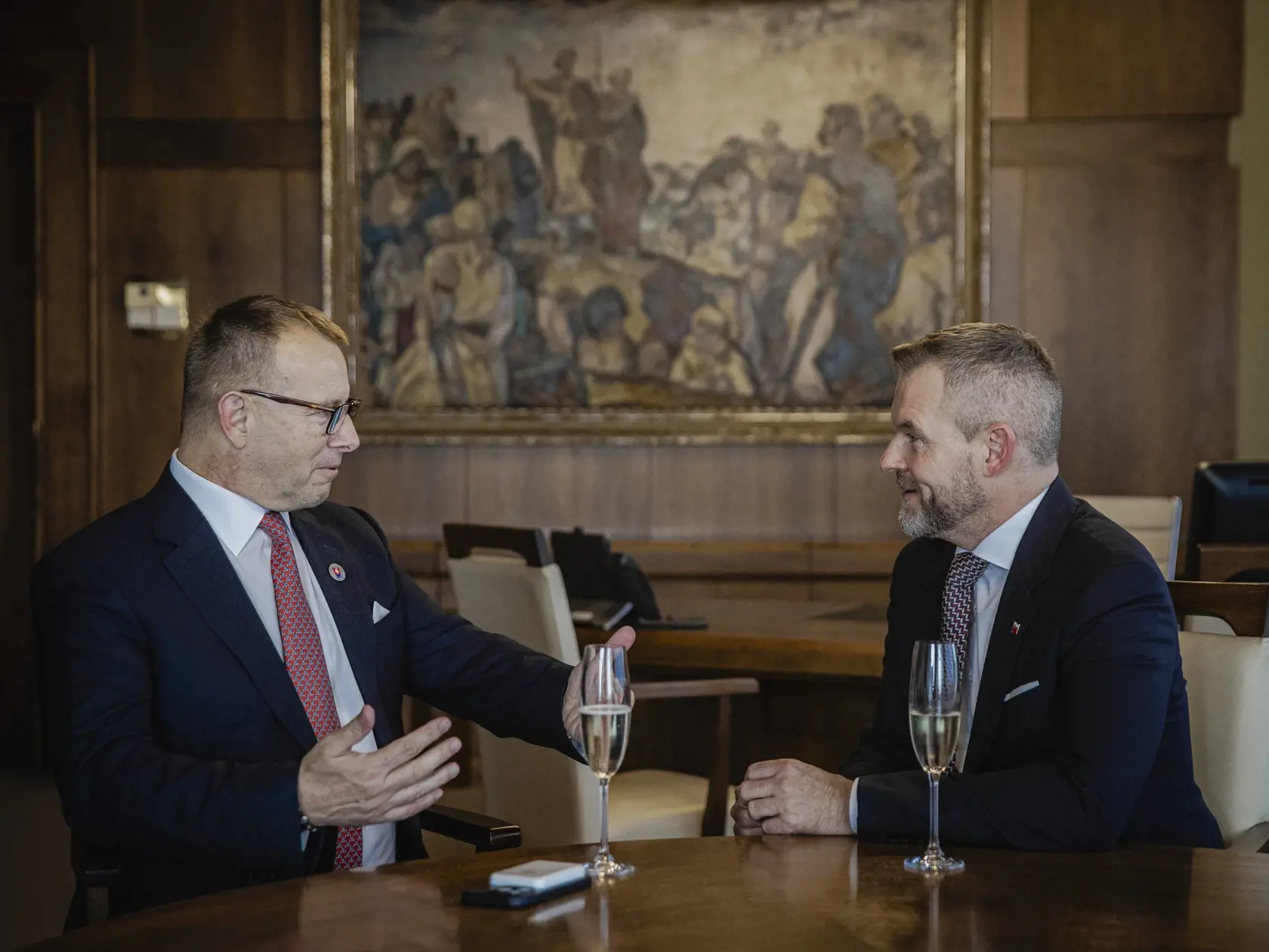 Prvý deň predsedu strany HLAS-SD Petra Pellegriniho v Národnej rade Slovenskej republiky po predčasných parlamentných voľbách 2023. Na snímke počas počas preberania kancelárie Predsedu NRSR.