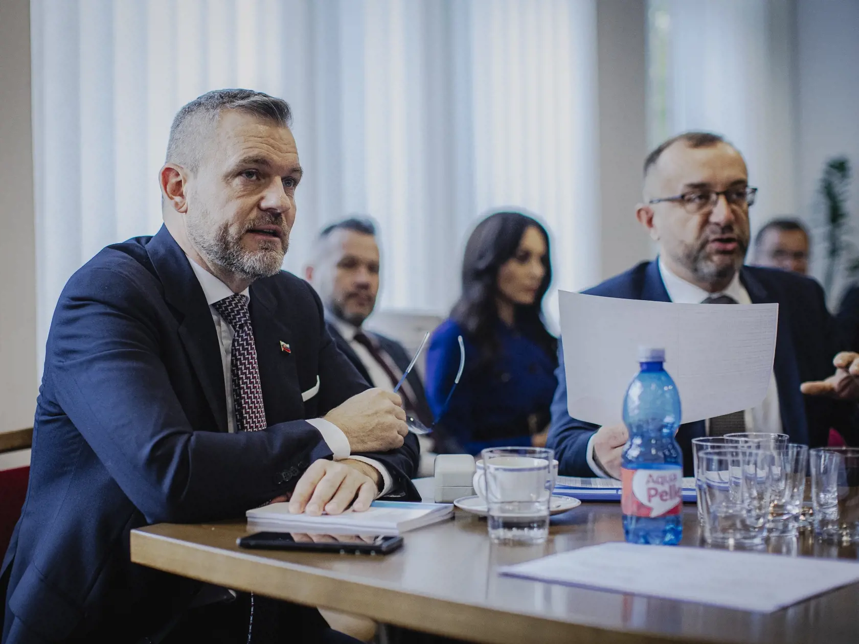 Prvý deň predsedu strany HLAS-SD Petra Pellegriniho v Národnej rade Slovenskej republiky po predčasných parlamentných voľbách 2023. Na snímke počas rokovania poslaneckého klubu.