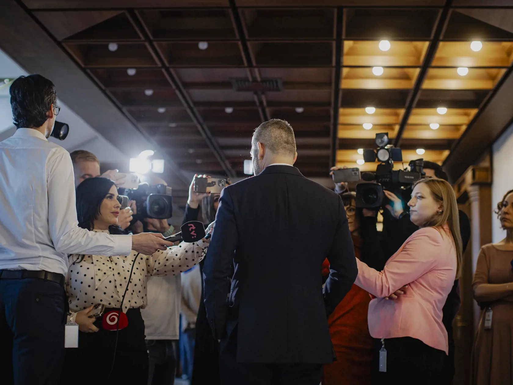 Prvý deň predsedu strany HLAS-SD Petra Pellegriniho v Národnej rade Slovenskej republiky po predčasných parlamentných voľbách 2023. Na snímke pred začiatkom ustanovujúcej schôdze.
