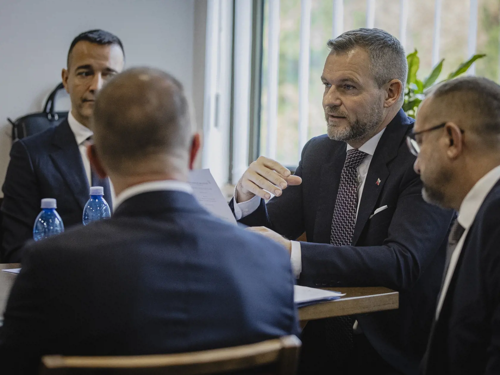 Prvý deň predsedu strany HLAS-SD Petra Pellegriniho v Národnej rade Slovenskej republiky po predčasných parlamentných voľbách 2023. Na snímke počas rokovania poslaneckého klubu.