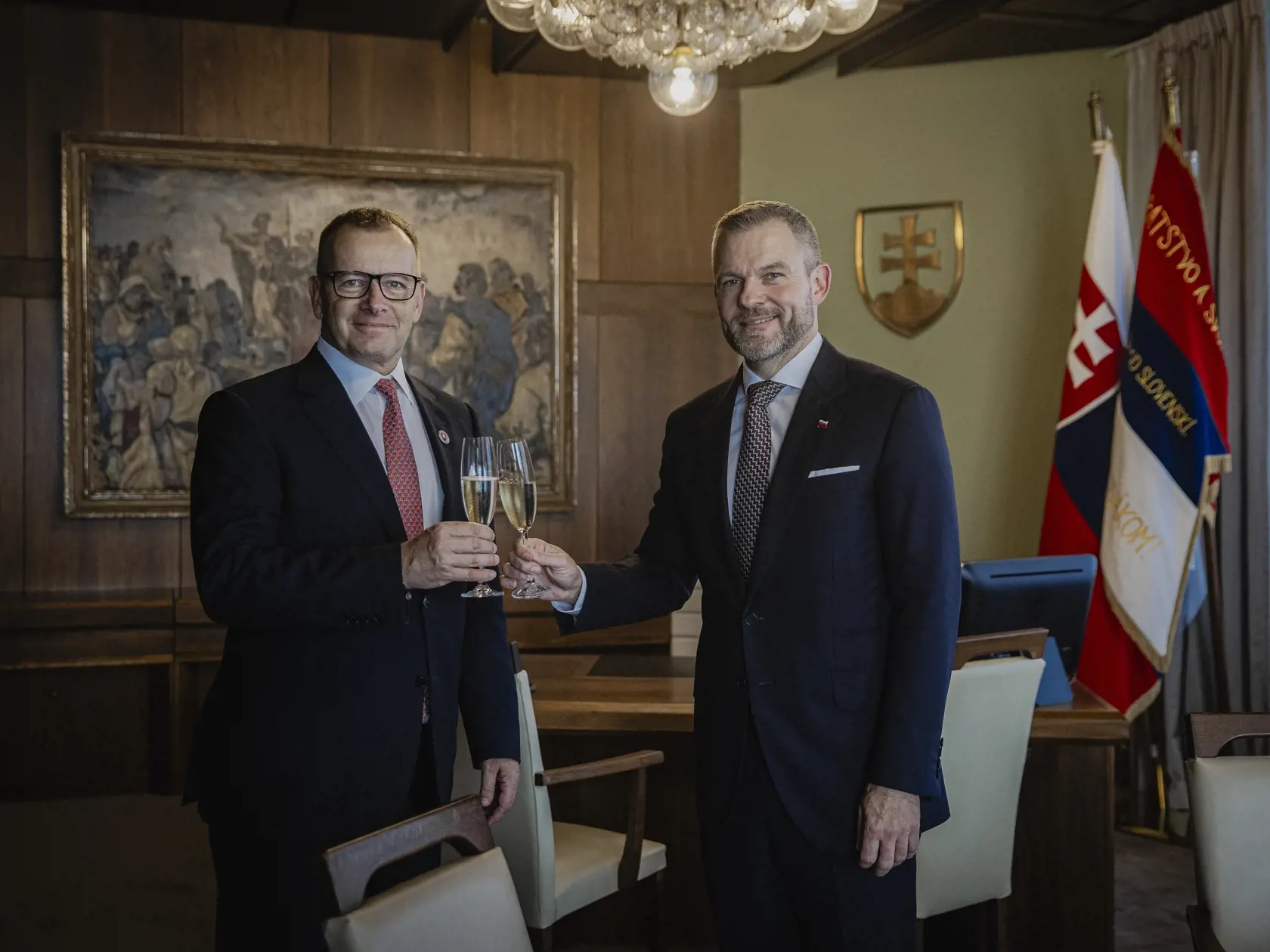 Prvý deň predsedu strany HLAS-SD Petra Pellegriniho v Národnej rade Slovenskej republiky po predčasných parlamentných voľbách 2023. Na snímke počas počas preberania kancelárie Predsedu NRSR.