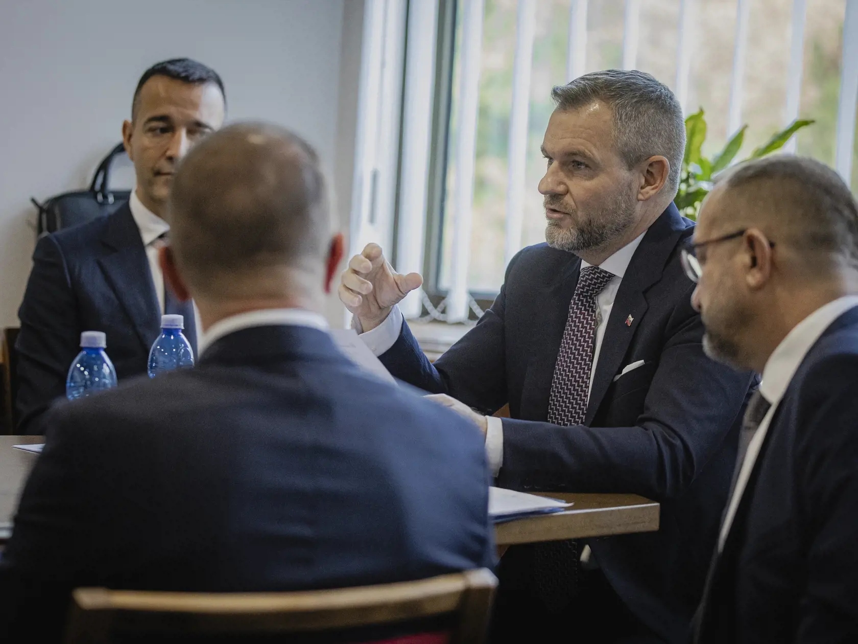Prvý deň predsedu strany HLAS-SD Petra Pellegriniho v Národnej rade Slovenskej republiky po predčasných parlamentných voľbách 2023. Na snímke počas rokovania poslaneckého klubu.