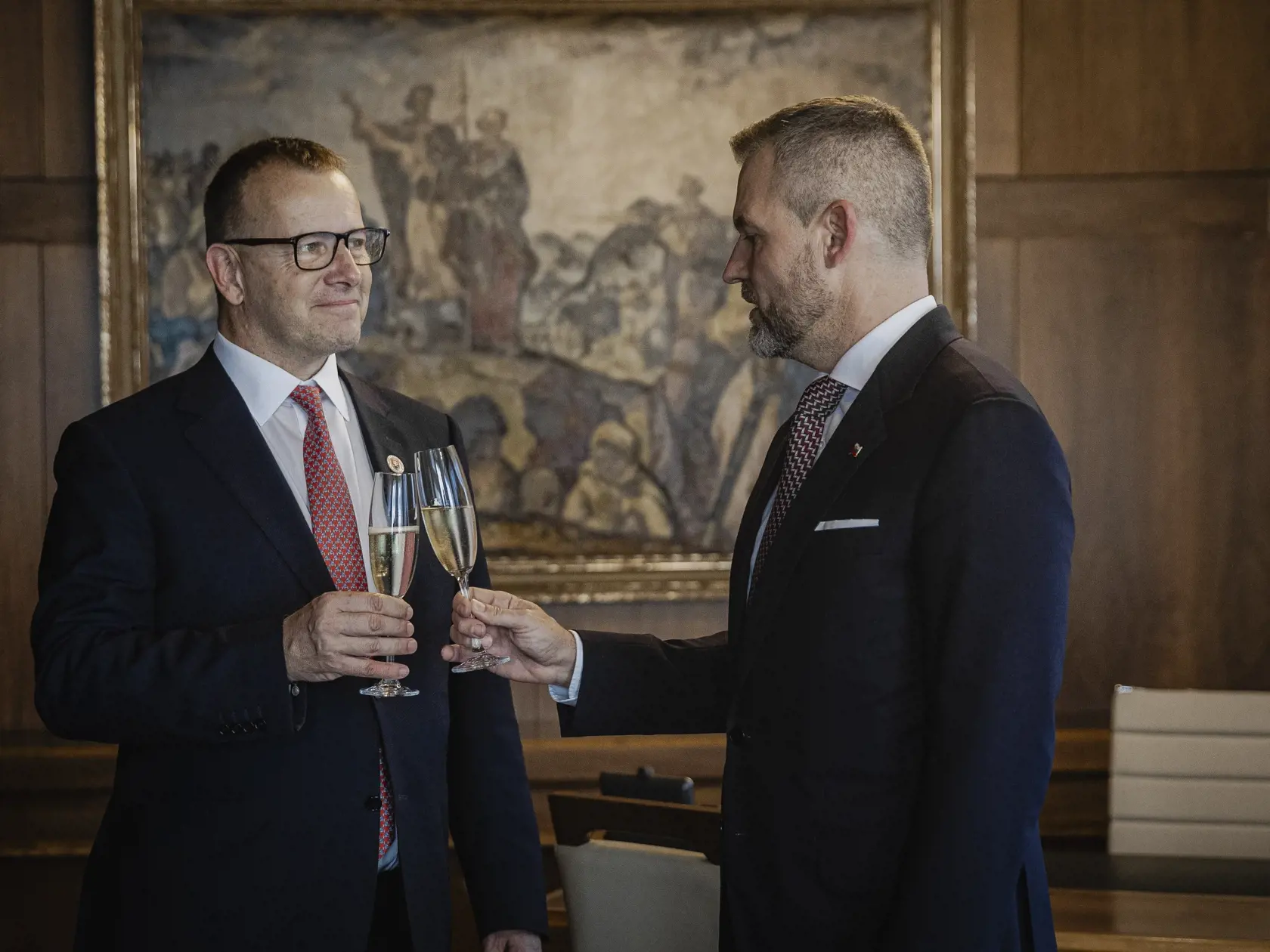 Prvý deň predsedu strany HLAS-SD Petra Pellegriniho v Národnej rade Slovenskej republiky po predčasných parlamentných voľbách 2023. Na snímke počas počas preberania kancelárie Predsedu NRSR.