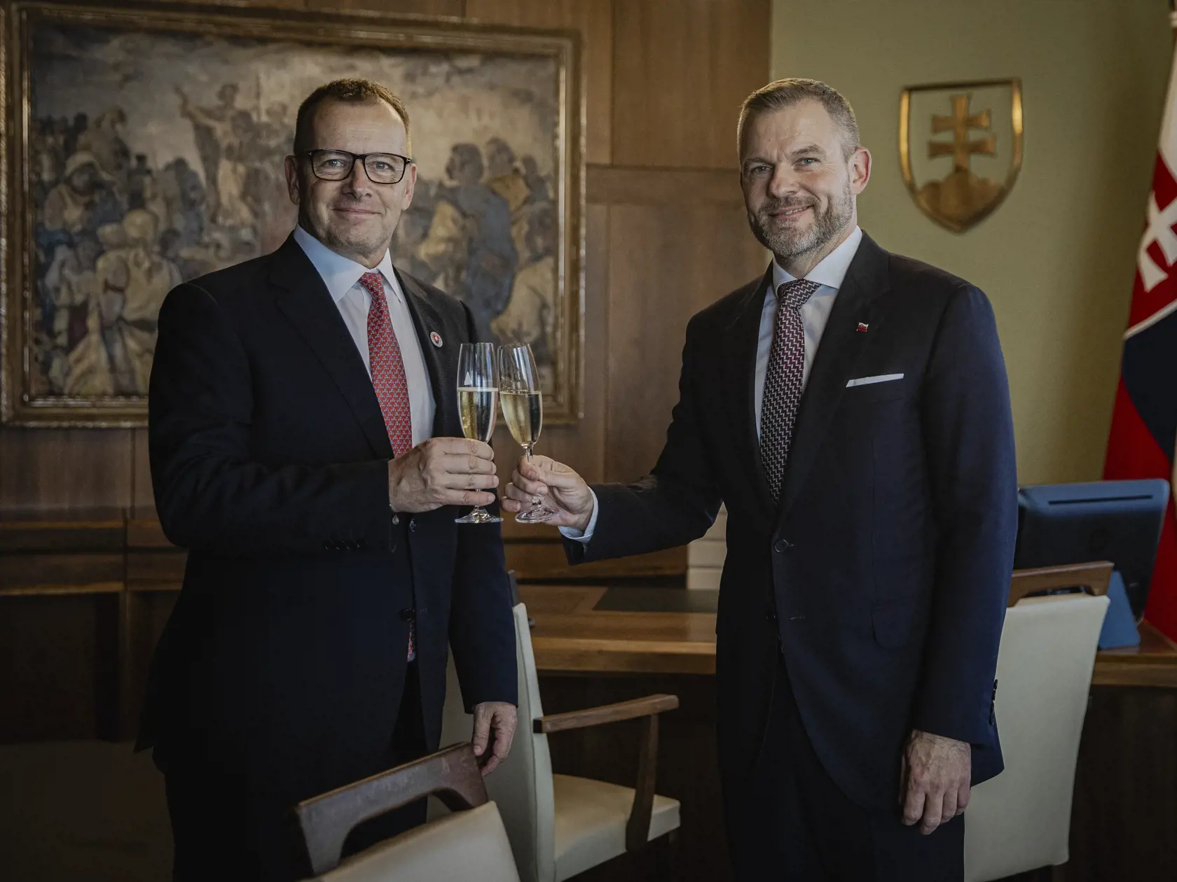 Prvý deň predsedu strany HLAS-SD Petra Pellegriniho v Národnej rade Slovenskej republiky po predčasných parlamentných voľbách 2023. Na snímke počas počas preberania kancelárie Predsedu NRSR.