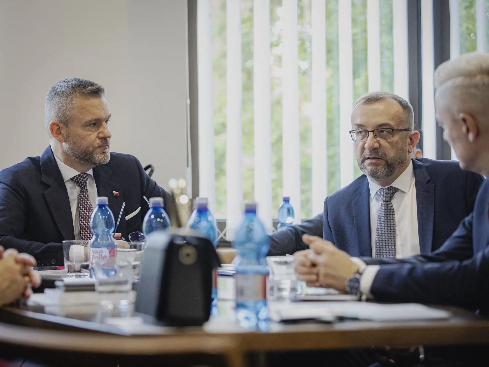 Prvý deň predsedu strany HLAS-SD Petra Pellegriniho v Národnej rade Slovenskej republiky po predčasných parlamentných voľbách 2023. Na snímke počas rokovania poslaneckého klubu.