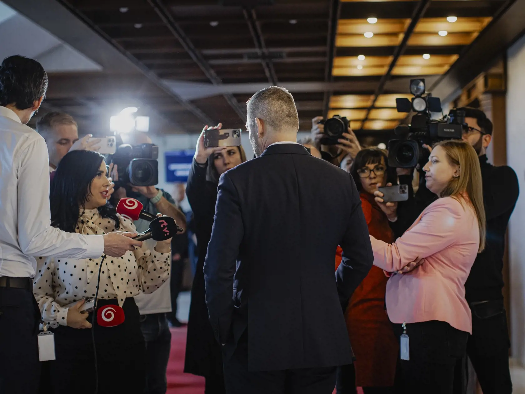 Prvý deň predsedu strany HLAS-SD Petra Pellegriniho v Národnej rade Slovenskej republiky po predčasných parlamentných voľbách 2023. Na snímke pred začiatkom ustanovujúcej schôdze.