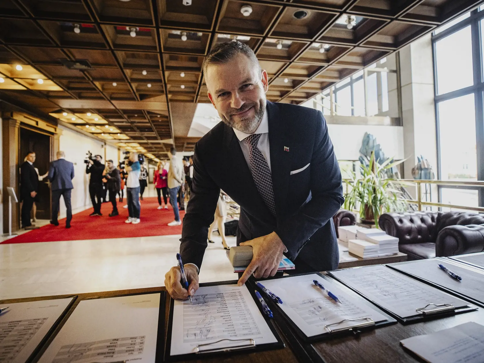 Prvý deň predsedu strany HLAS-SD Petra Pellegriniho v Národnej rade Slovenskej republiky po predčasných parlamentných voľbách 2023. Na snímke pred začiatkom ustanovujúcej schôdze.