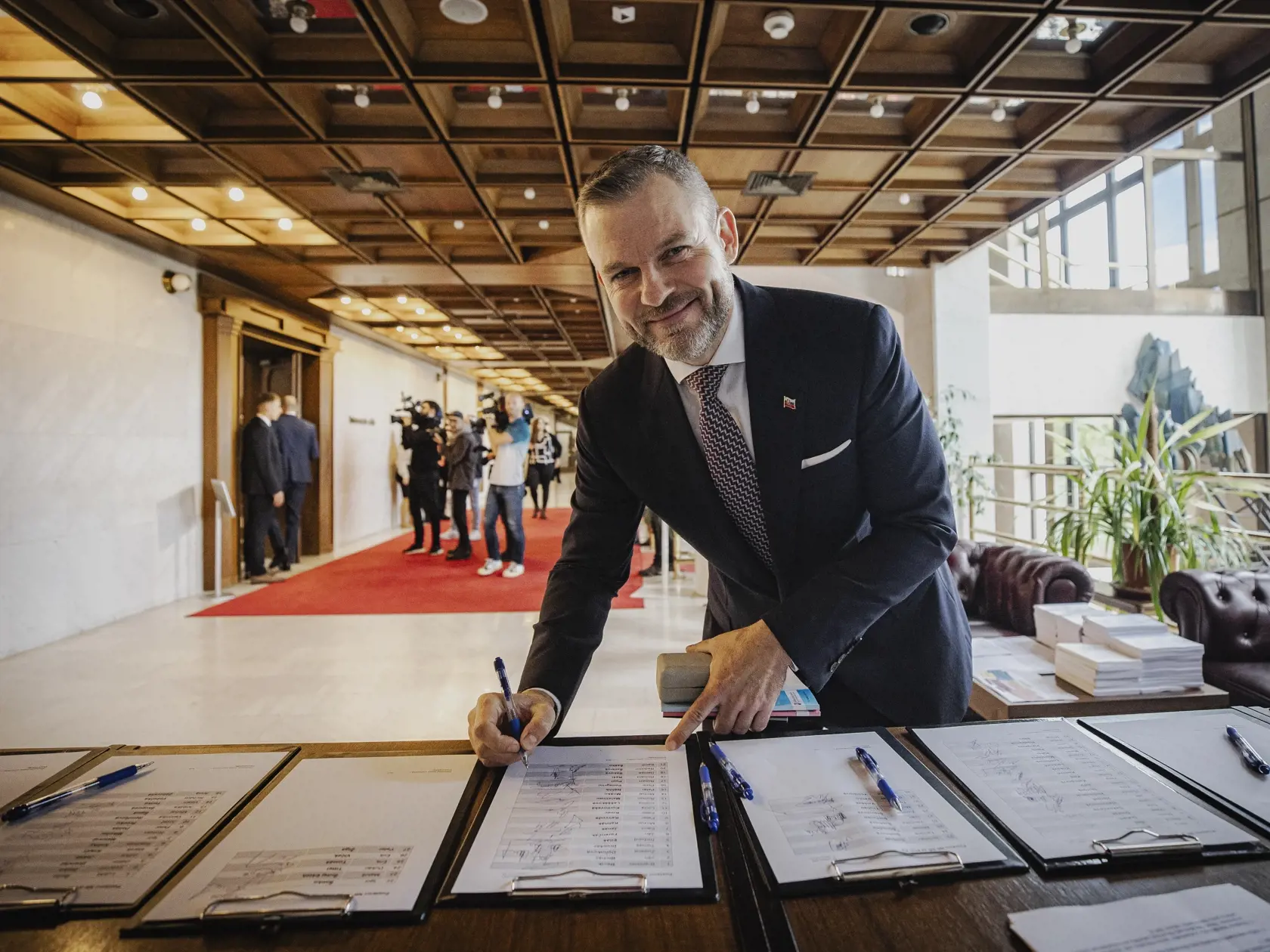 Prvý deň predsedu strany HLAS-SD Petra Pellegriniho v Národnej rade Slovenskej republiky po predčasných parlamentných voľbách 2023. Na snímke pred začiatkom ustanovujúcej schôdze.