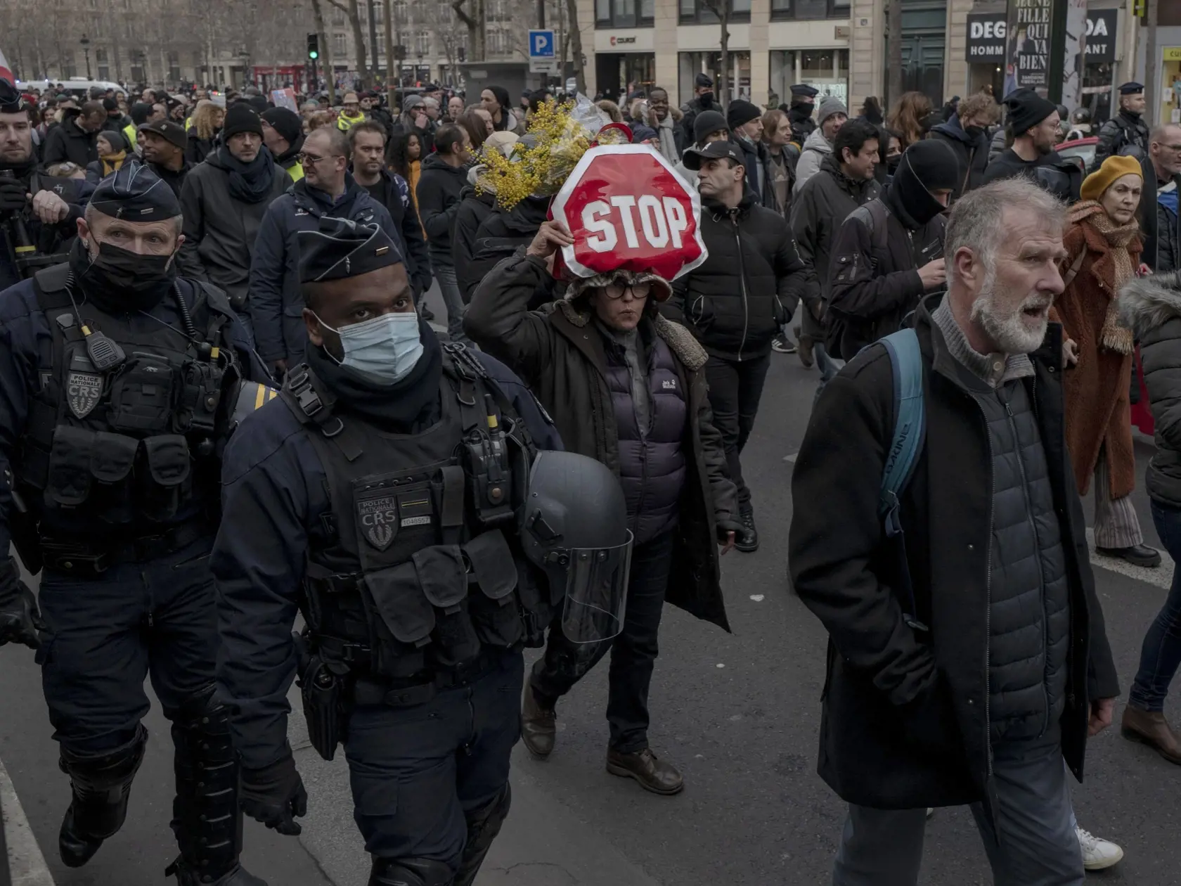 Demonštranti protestujú počas demonštrácie proti pandemickým reštrikciám v súvislosti s očkovaním v Paríži 22. januára 2022. Vo Francúzsku sa v sobotu opäť konali protesty proti sprísneniu opatrení pre obyvateľov, ktorí nie sú zaočkovaní voči covidu. Demonštrácie menšieho rozsahu, na ktorých sa zúčastnili stovky ľudí, sa uskutočnili v Paríži, Bordeaux a vo viacerých ďalších mestách.