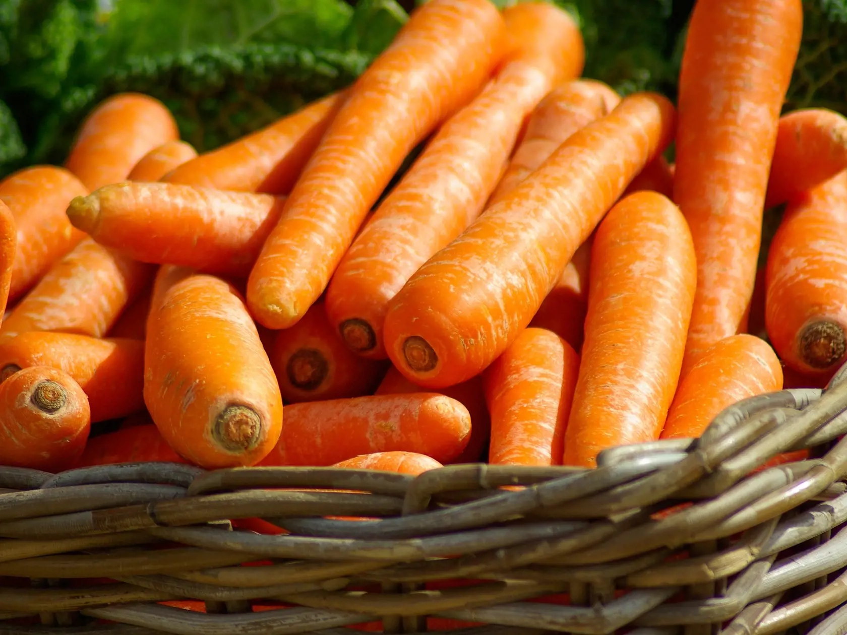 Ľudia, ktorí majú doma záhradku, niečo ušetrili, no tí, ktorí také šťastie nemajú si v supermarketoch a na trhoviskách priplatili za zaleninu o 14,3 % viac.