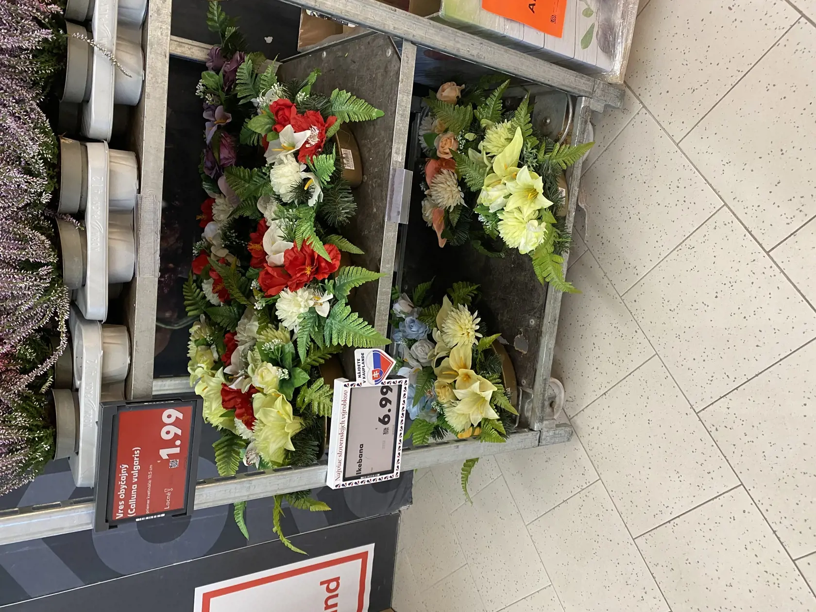 V Kauflande je výber výzdoby na hroby chudobnejší, no i tu kúpite čo treba.