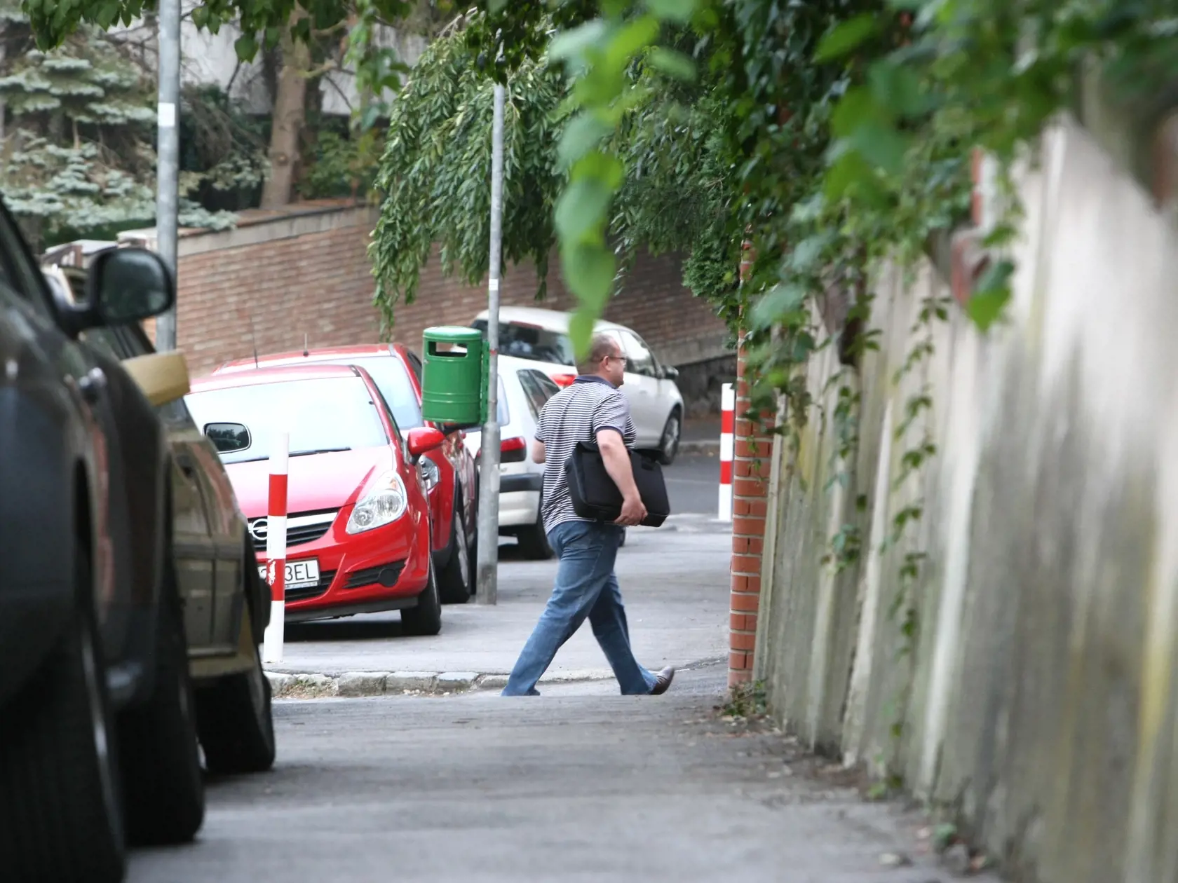 Jozef Mihal, vtedajší poslanec Narodnej Rady SR pred pôrodnicou Koch v Bratislave kde mu v pondelok 3.9.2012 porodila priateľka syna Maxa.