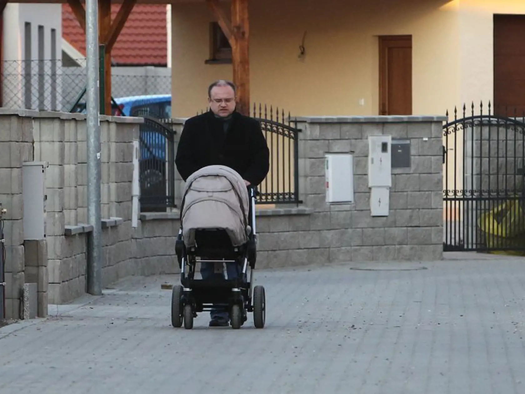 Mihál kočíkuje svojho syna Maxa.