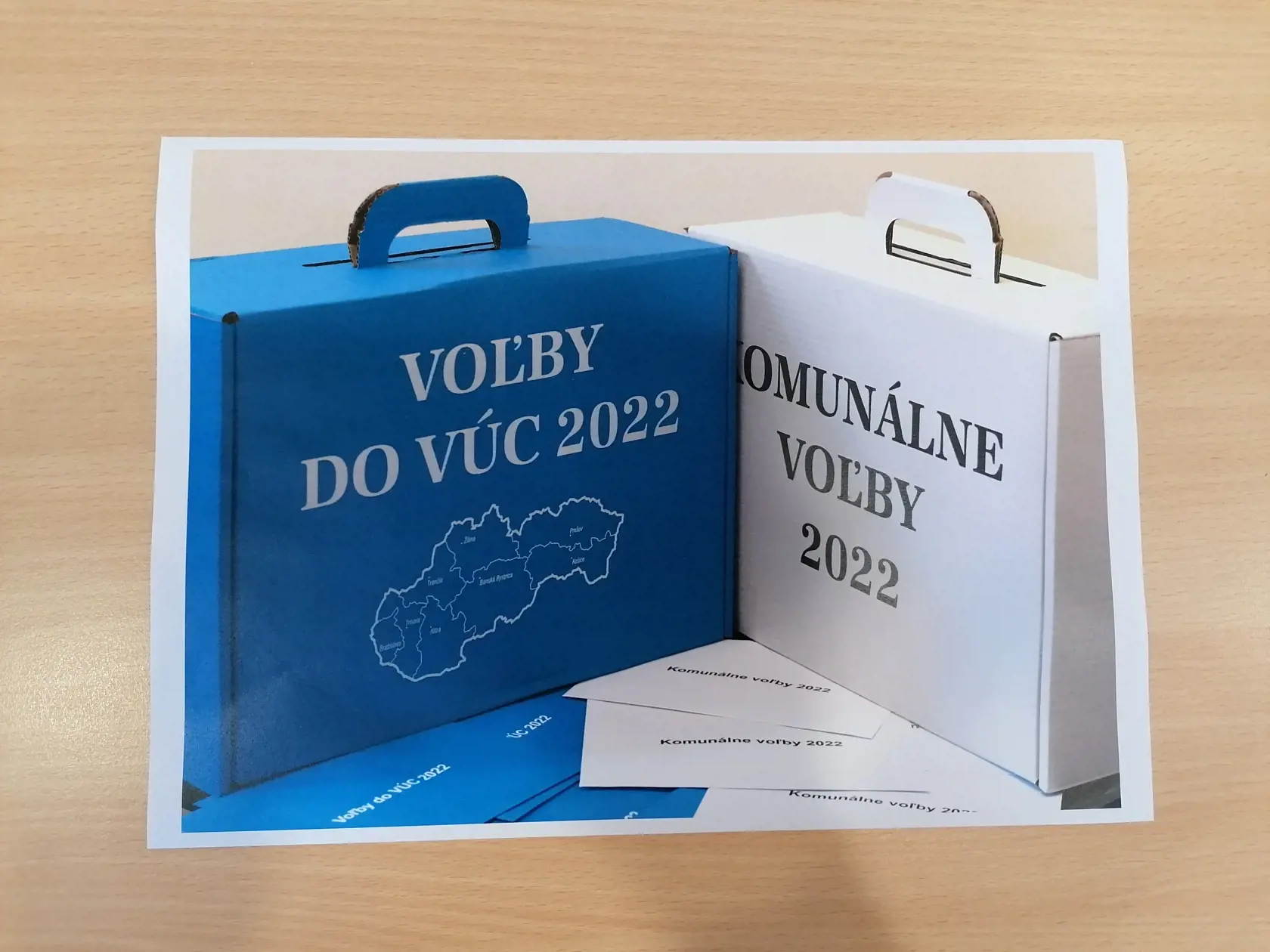 V sobotu 29. októbra 2022 sa budú na Slovensku konať spojené regionálne voľby. Prvýkrát budú voliči vyberať v jeden deň svojich zástupcov v mestách, obciach i samosprávnych krajoch. Ľudia budú môcť voliť len v mieste svojho trvalého bydliska. Volebných miestností má byť 6010 a budú otvorené od 7.00 do 20.00 h. Na ilustračnej snímke volebná urna pre voľby do VÚC (vľavo) a vpravo volebná urna pre komunálne voľby, 17. októbra 2022 v Bratislave. FOTO TASR - Jakub Popelka 