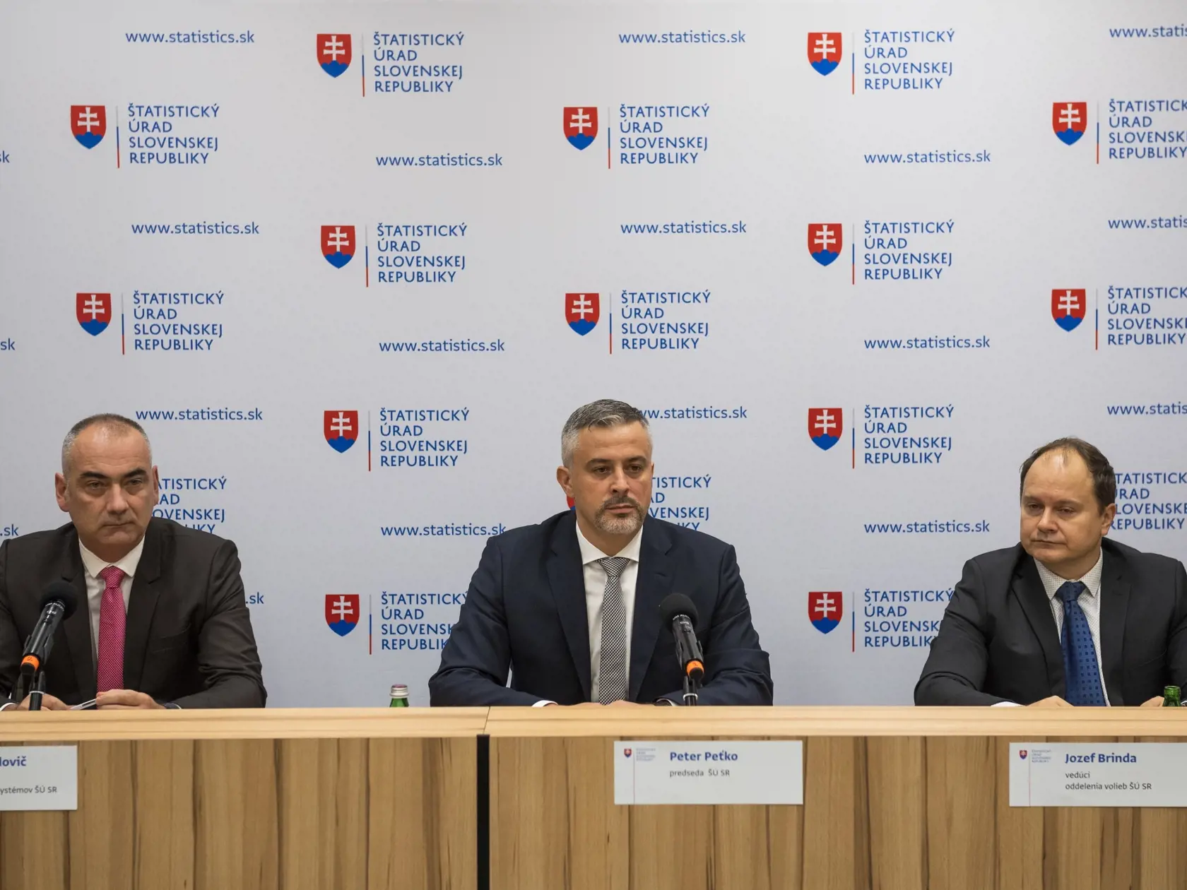 Na snímke zľava riaditeľ sekcie informačných systémov Štatistického úradu SR Pavol Vadovič, predseda Štatistického úradu SR Peter Peťko a vedúci oddelenia volieb Štatistického úradu SR Jozef Brinda počas tlačovej konferencie Štatistického úradu SR - Voľby do orgánov samosprávy obcí a voľby do orgánov samosprávnych krajov 2022, v Bratislave 24. októbra 2022. FOTO TASR - Jaroslav Novák