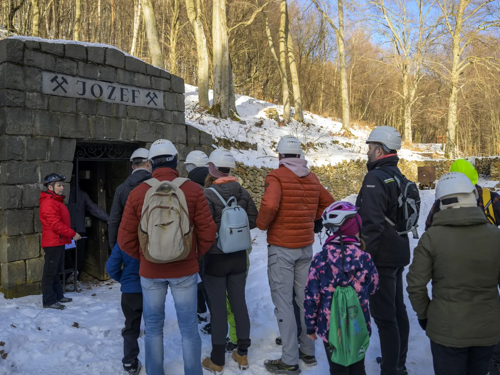 Na snímke návštevníci vstupujú do štôlne Jozef na prehliadku v Slovenských opálových baniach v Červenici 27. decembra 2024. FOTO TASR - Veronika Mihaliková