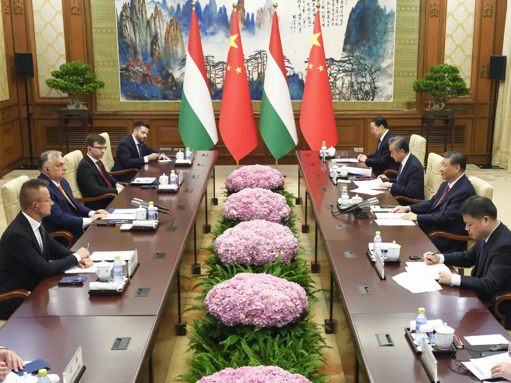 Maďarský premiér Viktor Orbán (druhý vľavo) a čínsky prezident Si Ťin-pching (druhý sprava) rokujú počas stretnutia v Pekingu v pondelok 8. júla 2024.