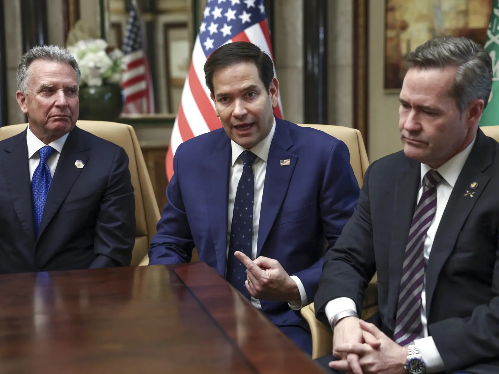 Na snímke zľava osobitný vyslanec USA pre Blízky východ Steve Witkoff, šéf americkej diplomacie Marco Rubio a poradca amerického prezidenta pre národnú bezpečnosť Mike Waltz počas interview po rozhovoroch medzi ruskou a americkou delegáciou o zlepšení vzájomných vzťahov a rokovania o ukončení vojny na Ukrajine v Rijáde v utorok 18. februára 2025. Rokovanie viedli ministri zahraničných vecí Marco Rubio a Sergej Lavrov. Prvé osobné rozhovory medzi oboma krajinami od začiatku ruskej invázie na Ukrajinu z februára 2022 sa konajú necelý týždeň po telefonáte amerického prezidenta Donalda Trumpa s ruským náprotivkom Vladimirom Putinom.