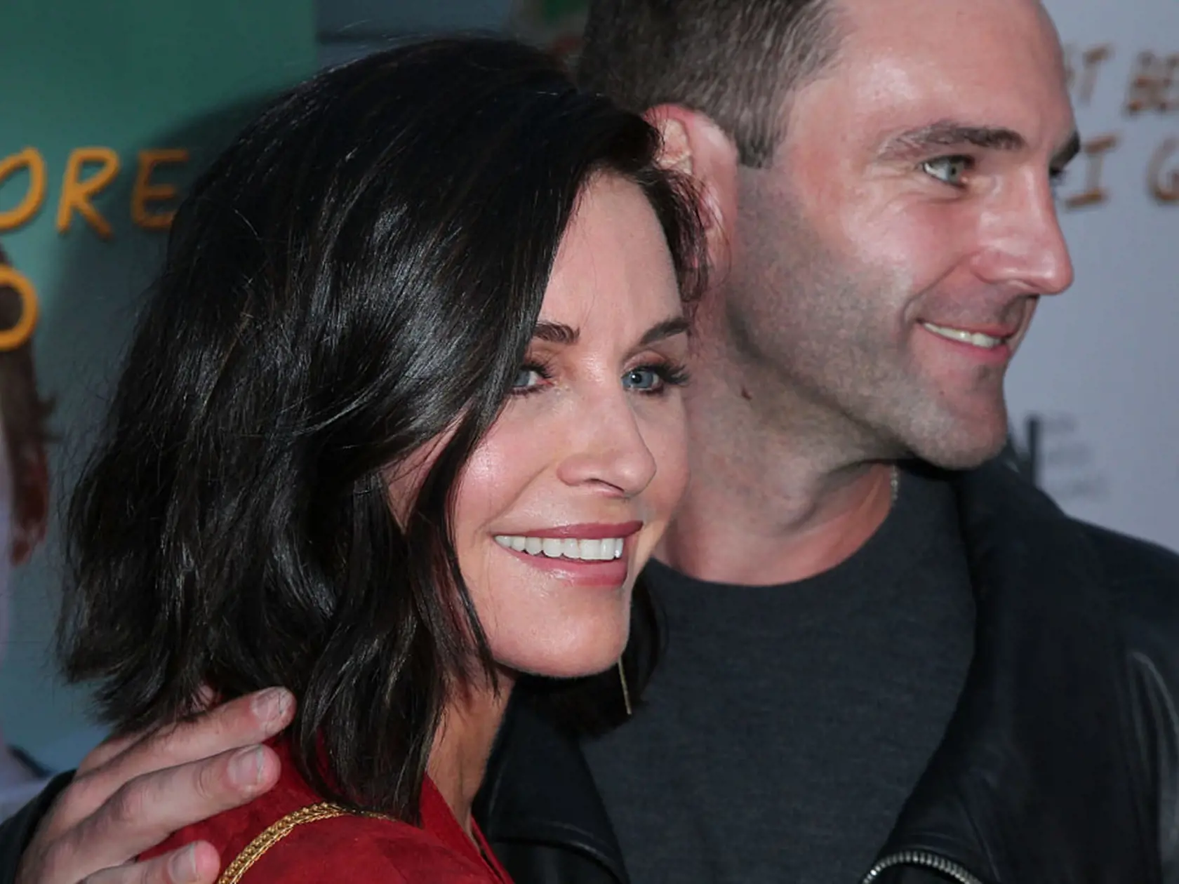 Svoju skúsenosť s popôrodnou depresiou má aj predstaviteľka Moniky zo seriálu Priatelia  herečka Courteney Cox. Tá nezačala trpieť depresiou okamžite, ale až niekoľko mesiacov po pôrode. Hovorí, že jej chorobu spôsobila nerovnováha hormónov v tele a nie je na tom nič za čo by sa ona alebo ktorákoľvek iná matka mala hanbiť. 