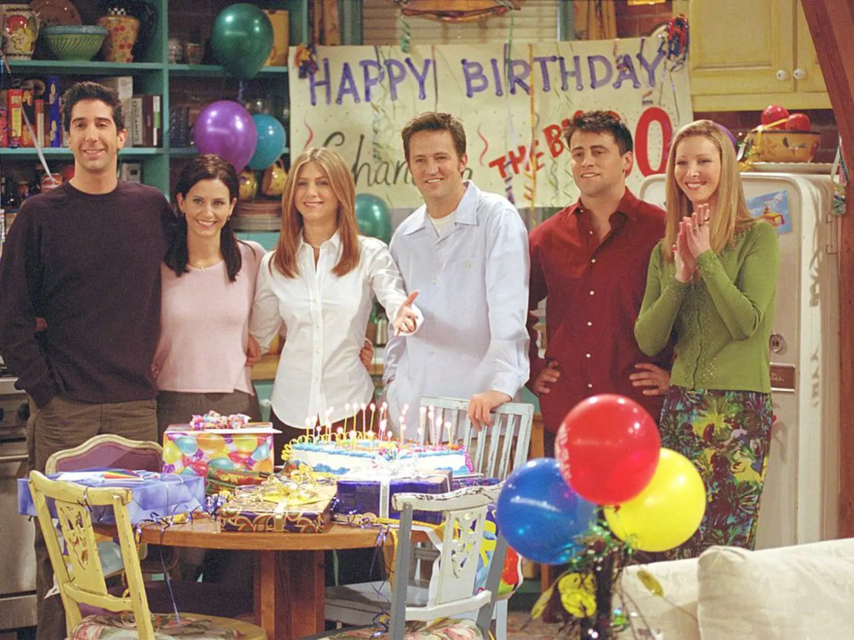 385848 27: Cast members of NBC's comedy series "Friends." Pictured (l to r): David Schwimmer as Ross Geller, Courteney Cox as Monica Geller, Jennifer Aniston as Rachel Cook, Matthew Perry as Chandler Bing, Matt LeBlanc as Joey Tribbiani and Lisa Kudrow as Phoebe Buffay. Episode: "The One Where They All Turn Thirthy." (Photo by Warner Bros. Television)