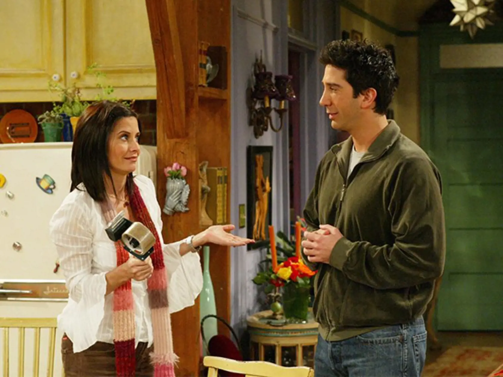 V seriáli Priatelia otehotnela najskôr Phoebe, ktorej to tvorcovia do deja šikovne zakomponovali a následne aj Monica. Herečka Courteney Cox však musela pred kamerami predstierať, že žiadne bruško nemá.