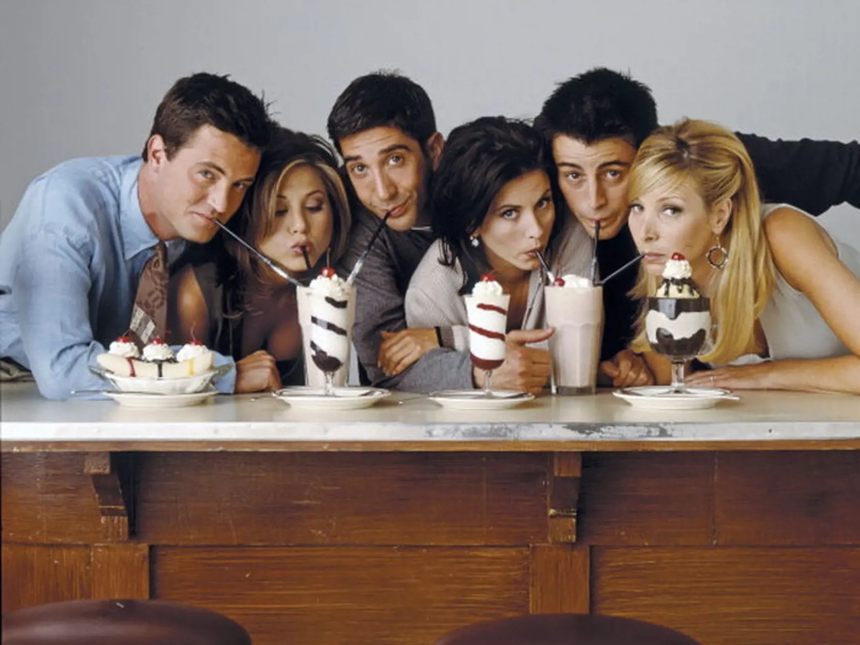 FRIENDS -- Pictured: (l-r) Matthew Perry as Chandler Bing, Jennifer Aniston as Rachel Green, David Schwimmer as Ross Geller, Courteney Cox as Monica Geller, Matt Le Blanc as Joey Tribbiani, Lisa Kudrow as Phoebe Buffay  (Photo by NBCU Photo Bank/NBCUniversal via Getty Images via Getty Images)
