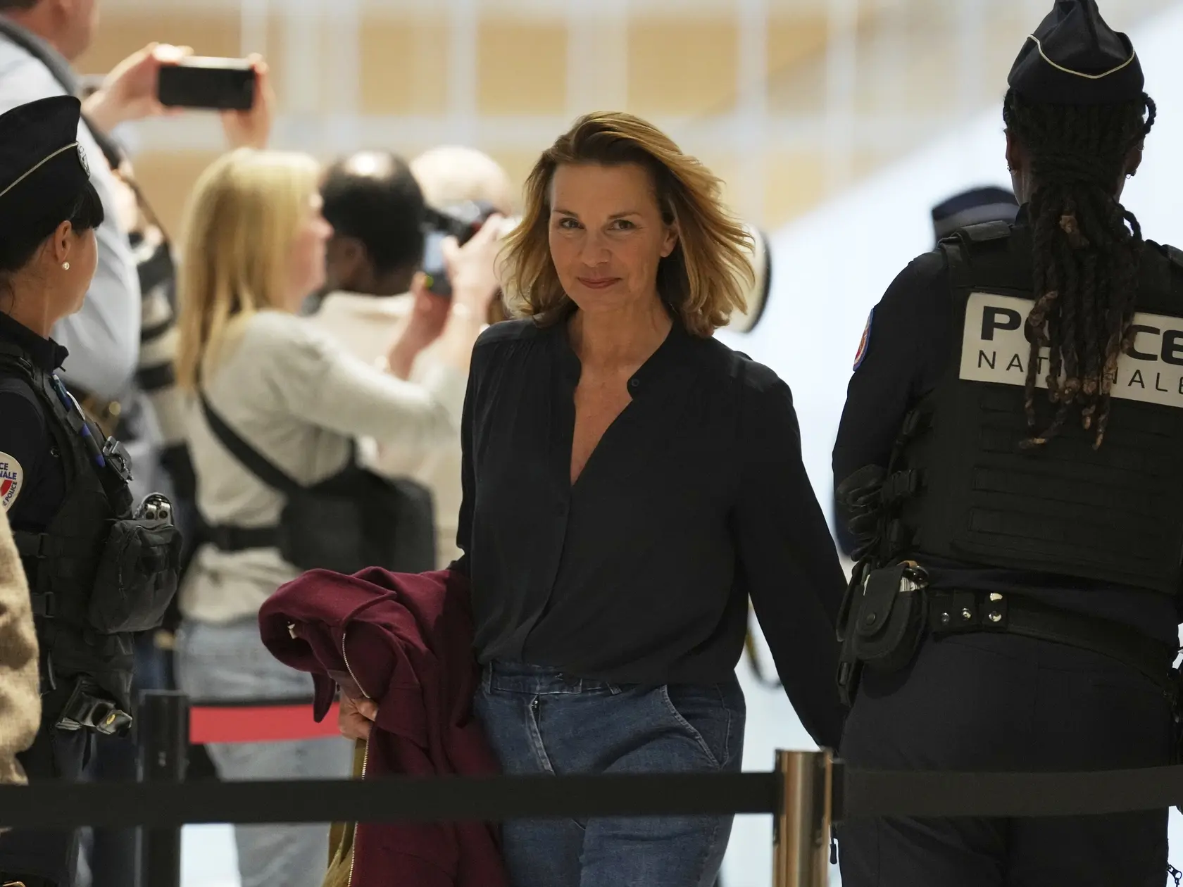 JB 36 Paríž - Žalujúca prichádza na súd v Paríži 25. marca 2025, kde sa začal súdny proces s francúzskym hercom Gérardom Depardieuom obvineným zo sexuálneho napadnutia dvoch žien počas nakrúcania filmu Zelené okenice v roku 2021. Súd proces v októbri odročil pre hercov zdravotný stav. FOTO TASR/AP

A plaintiff arrives as actor Gerard Depardieu face his trial for the alleged sexual assaults of two women on a film set in 2021, with his lawyer Jeremie Assous ,Tuesday, March 25, 2025 in Paris. (AP Photo/Aurelien Morissard)