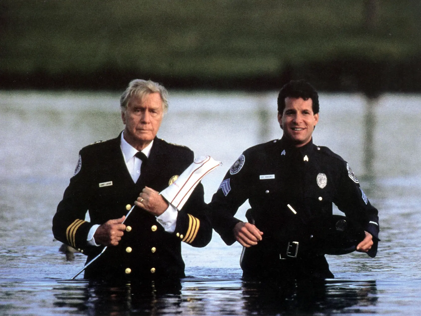 Herec Steve Guttenberg, ktorý sa medzi fanúšikmi preslávil aj vďaka úlohe poručíka Mahoneyho v legendárnom seriáli Policajná akadémia, prežíva náročné chvíle v súkromnom živote. Po šiestich rokoch manželstva sa rozvádza.