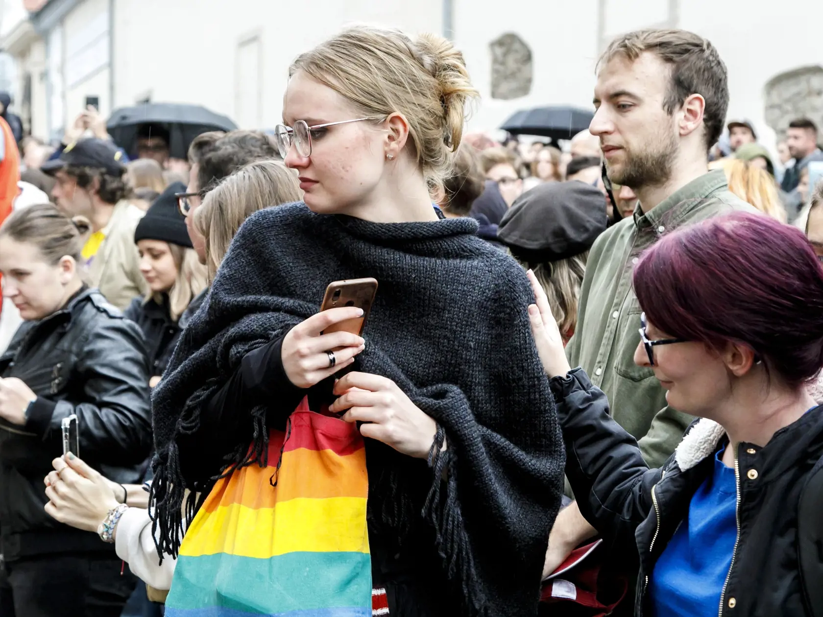 Snímka z pochodu za odsúdenie nenávisti voči LGBTI komunite v Bratislave 14. októbra 2022. Sprievod zo Zámockej ulice na Námestie SNP za obete tragédie zorganizovali Iniciatíva Inakosť a Dúhový Pride Bratislava. FOTO TASR - Dano Veselský